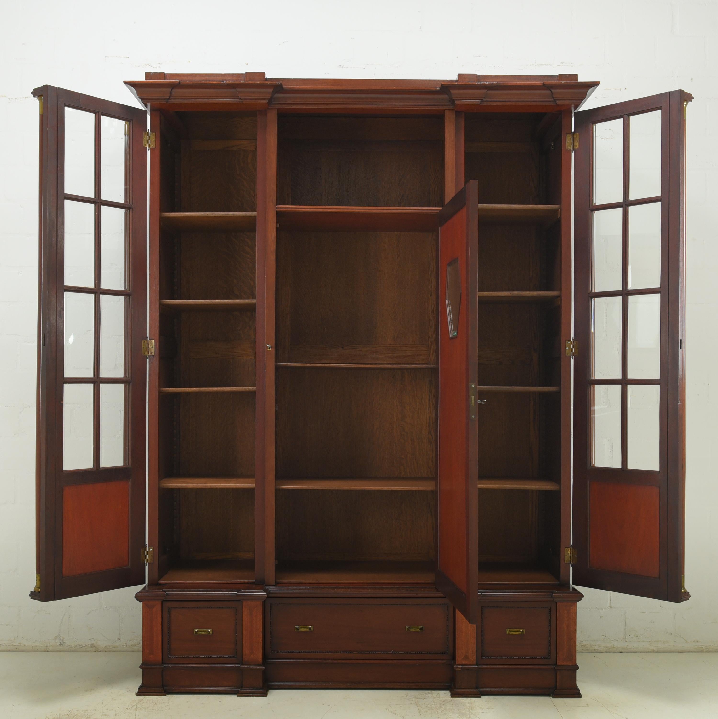 Art Deco / Art Nouveau Bookcase Display Cabinet, 1920 In Good Condition For Sale In Lüdinghausen, DE