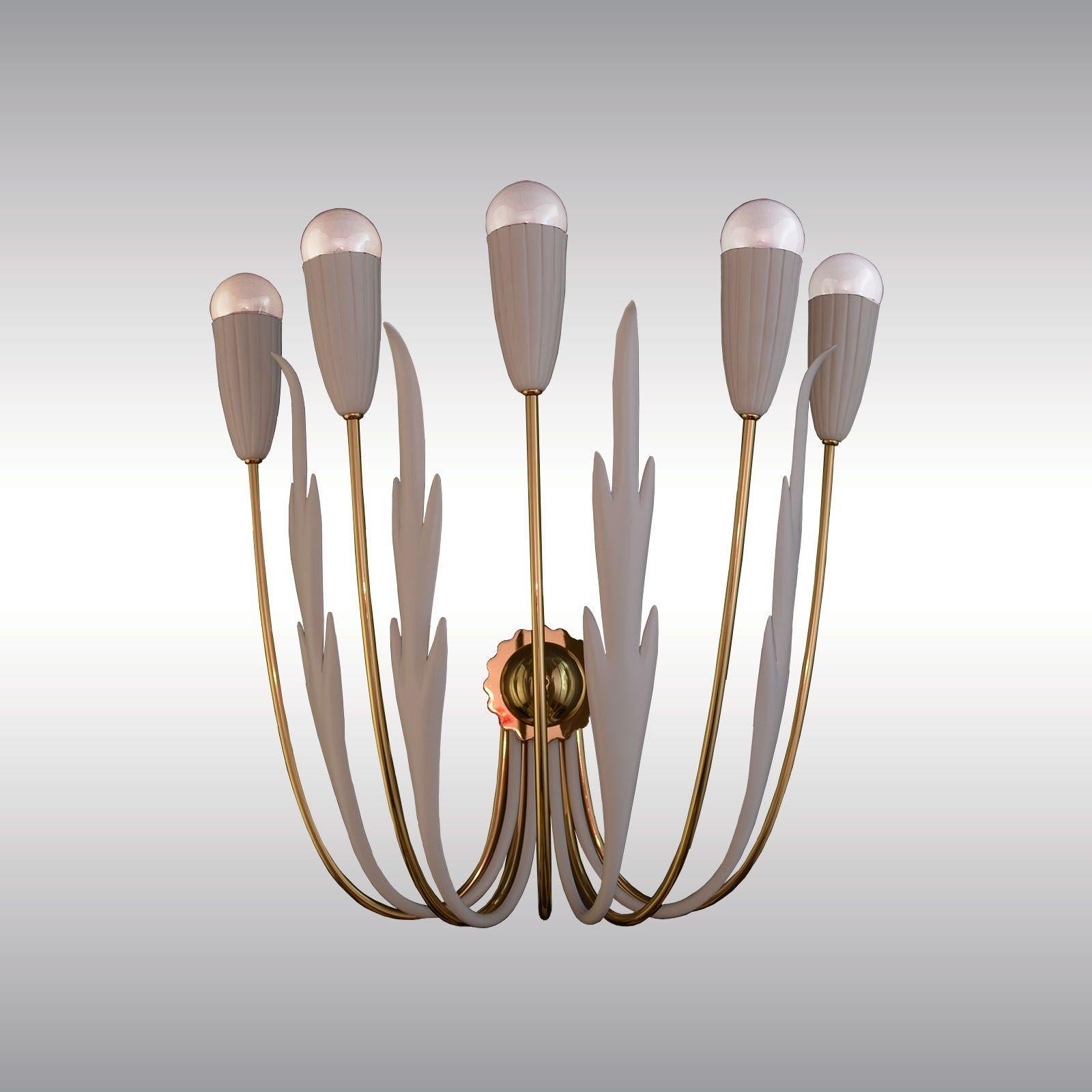 Aplique Art Decó muy decorativo. Latón barnizado y metal lacado, cincelado
Adecuado para el mercado estadounidense
EEUU y CAN:
Todos los componentes eléctricos cumplen la normativa UL.
Con un cargo adicional, la luminaria llevará la etiqueta