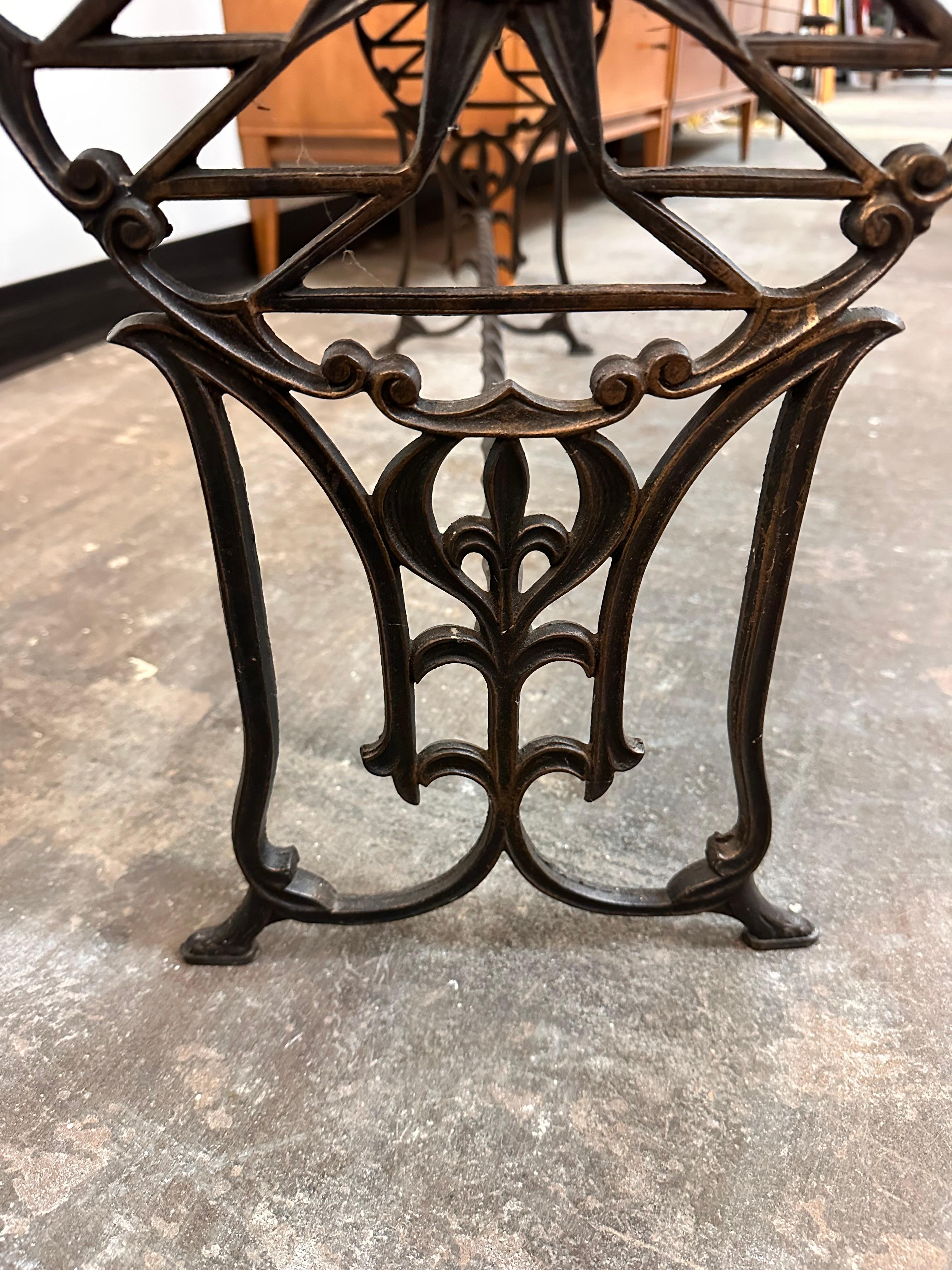 Art Deco / Art Nouveau Gusseisen Bank gepolstert in Pelangi Samt im Angebot 5
