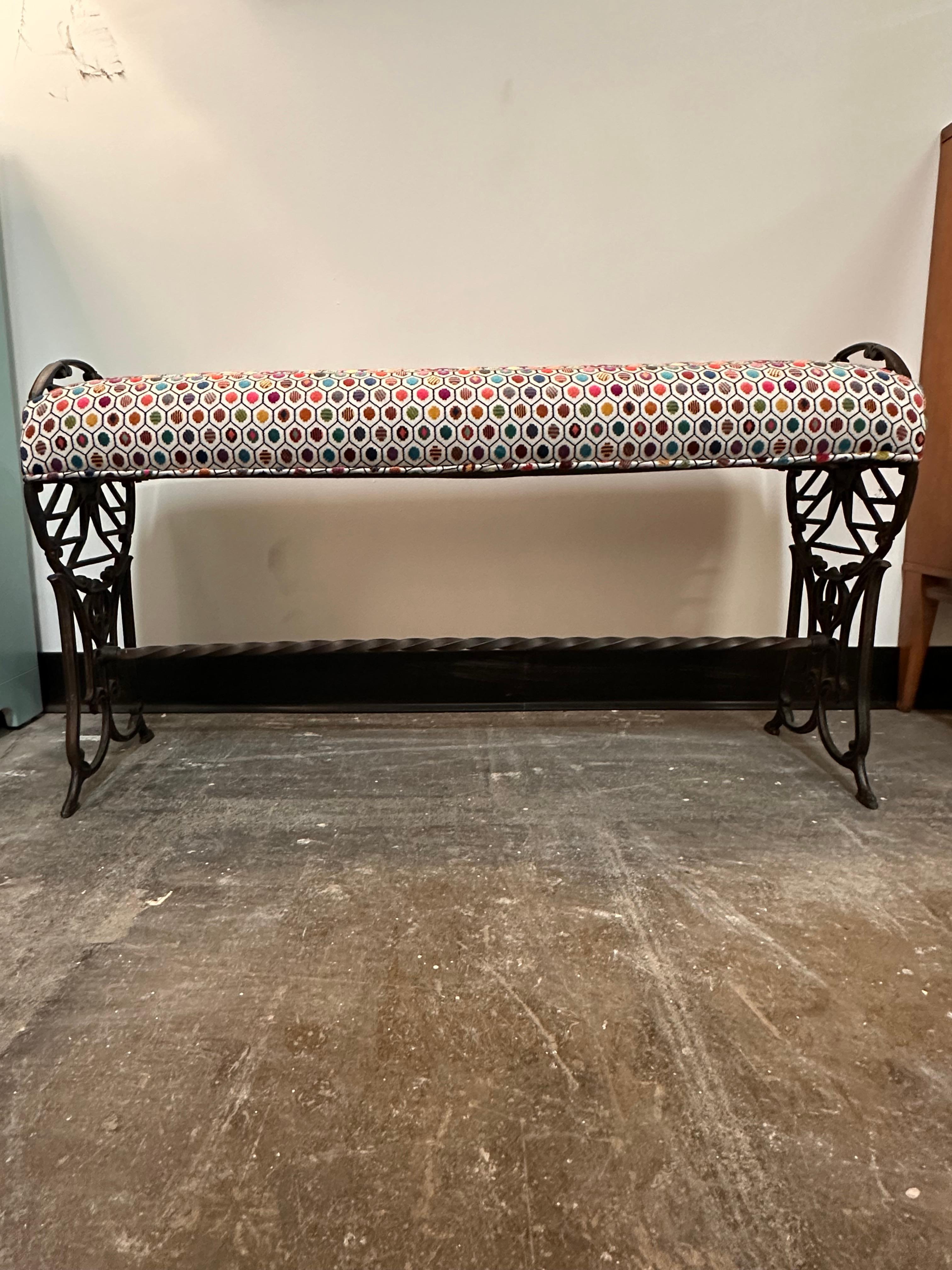 Art Deco / Art Nouveau Gusseisen Bank gepolstert in Pelangi Samt (amerikanisch) im Angebot