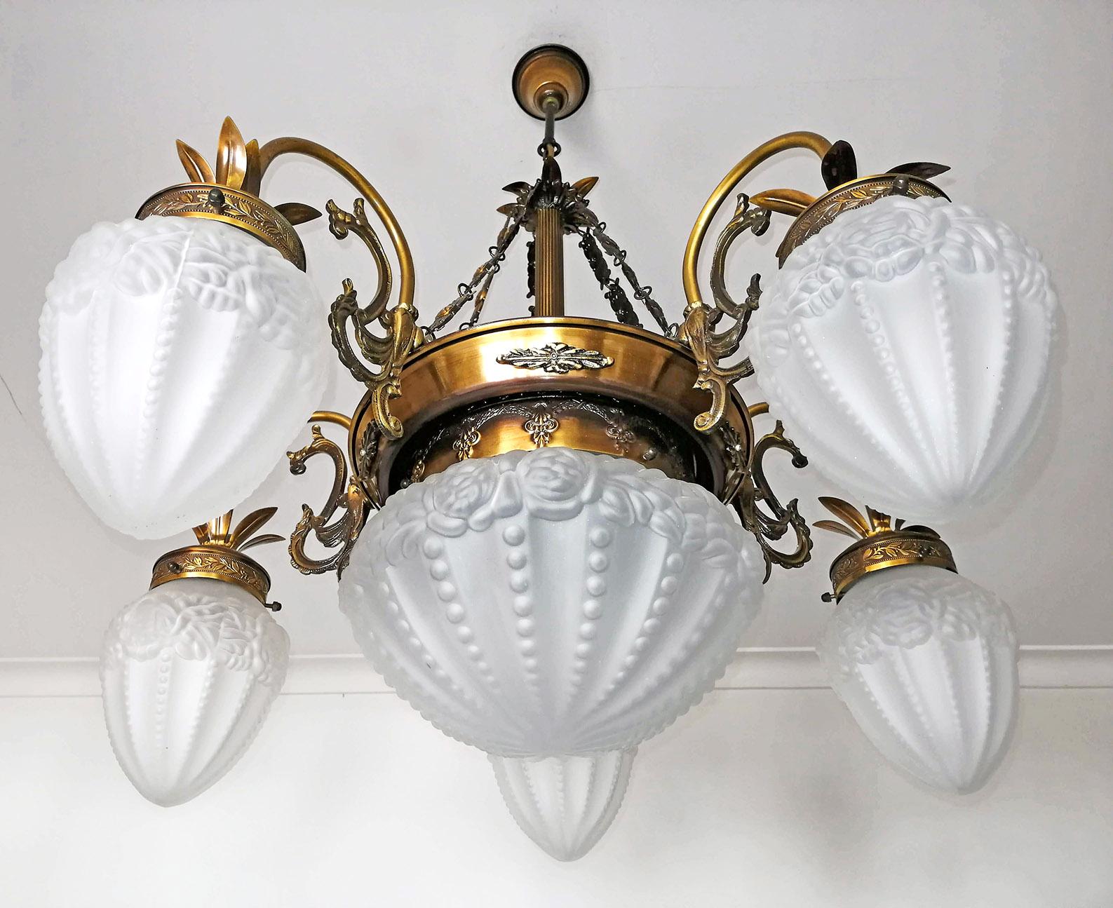 Lámpara de latón de seis luces, estilo Art Decó francés Degué, de cristal esmerilado blanco/ color dorado y bronce patinado.
Seis bombillas (cinco bombillas E14 40W + una bombilla E27 60W)
Buen estado de funcionamiento 
Medidas: Diámetro 28,5 in /