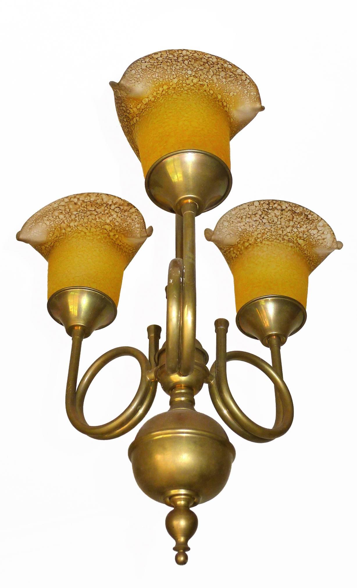 Art Deco Art Nouveau Jagdhorn Bernstein Kunstglas Pte de Verre Messing Kronleuchter (Art déco) im Angebot