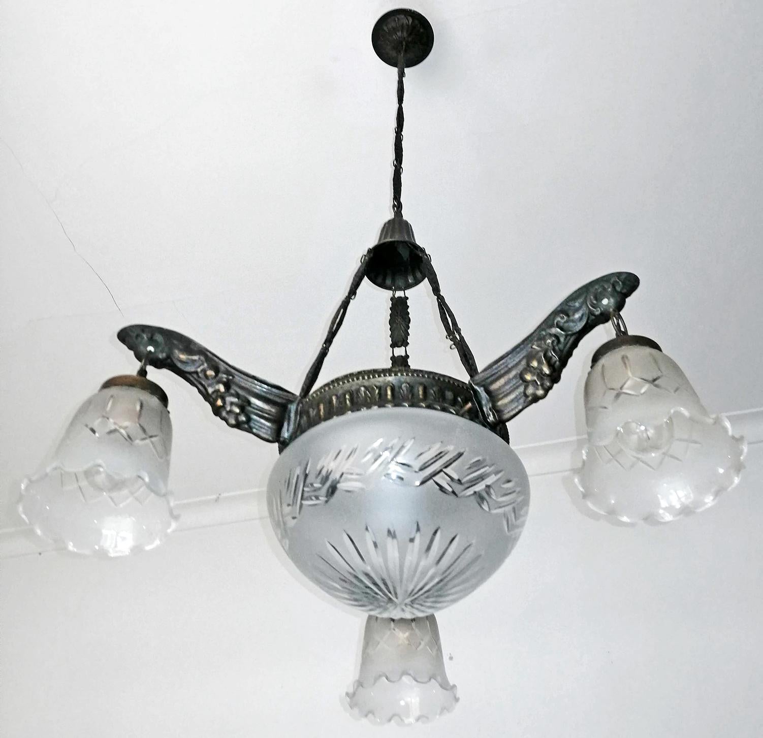 French Degué style Art Deco white frosted cut glass, 4-light chandelier
4-light bulbs E27
Good working condition
Measures:
Diameter 25.6 in / 65 cm
Height 41.3 in (chain 15.7 in)/ 105 cm (chain 40 cm)
Weight: 11 lb. (5 kg).
Assembly required. Bulbs