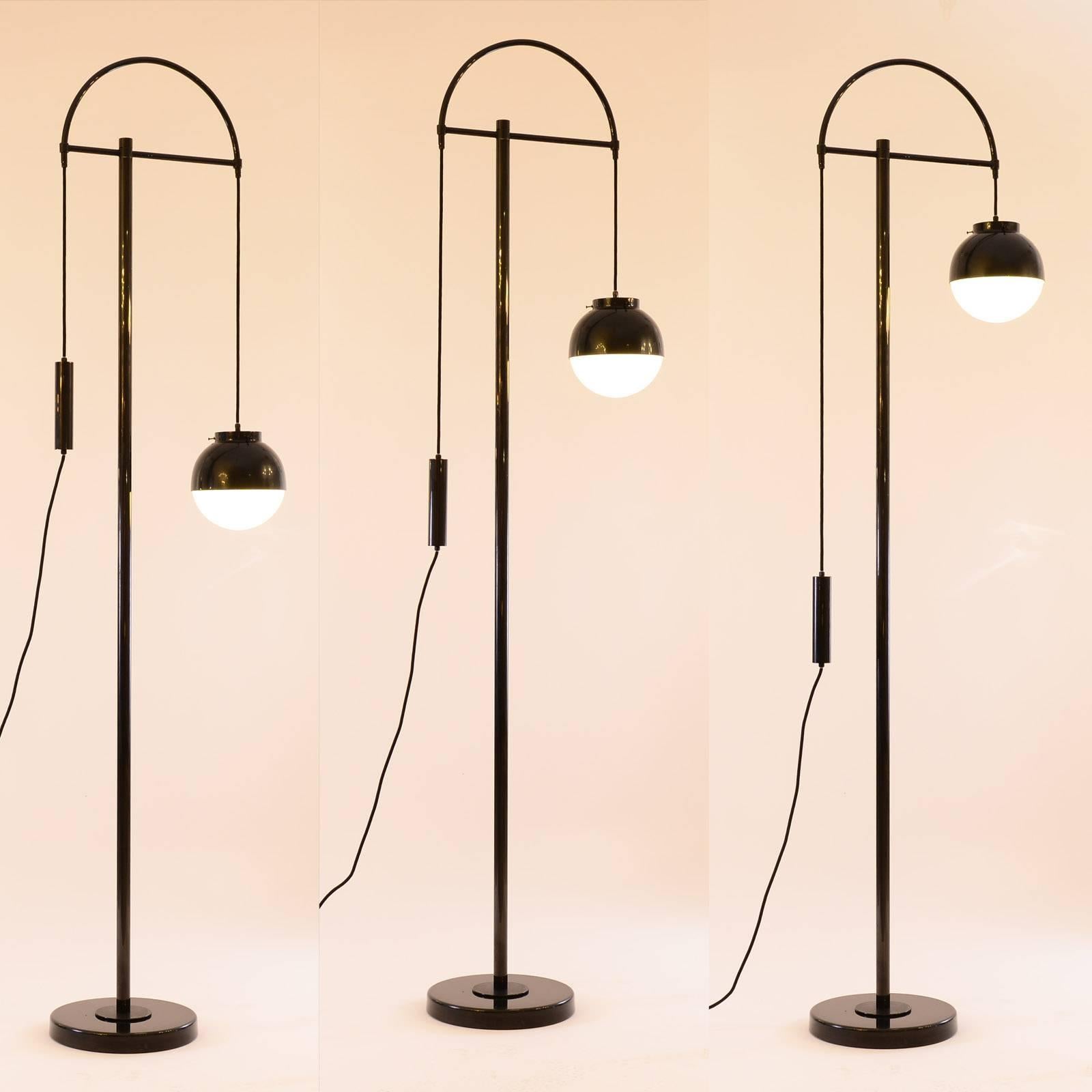 Der Lampenschirm kann in der Höhe verstellt werden
unterschiedliche Ausführungen verfügbar.