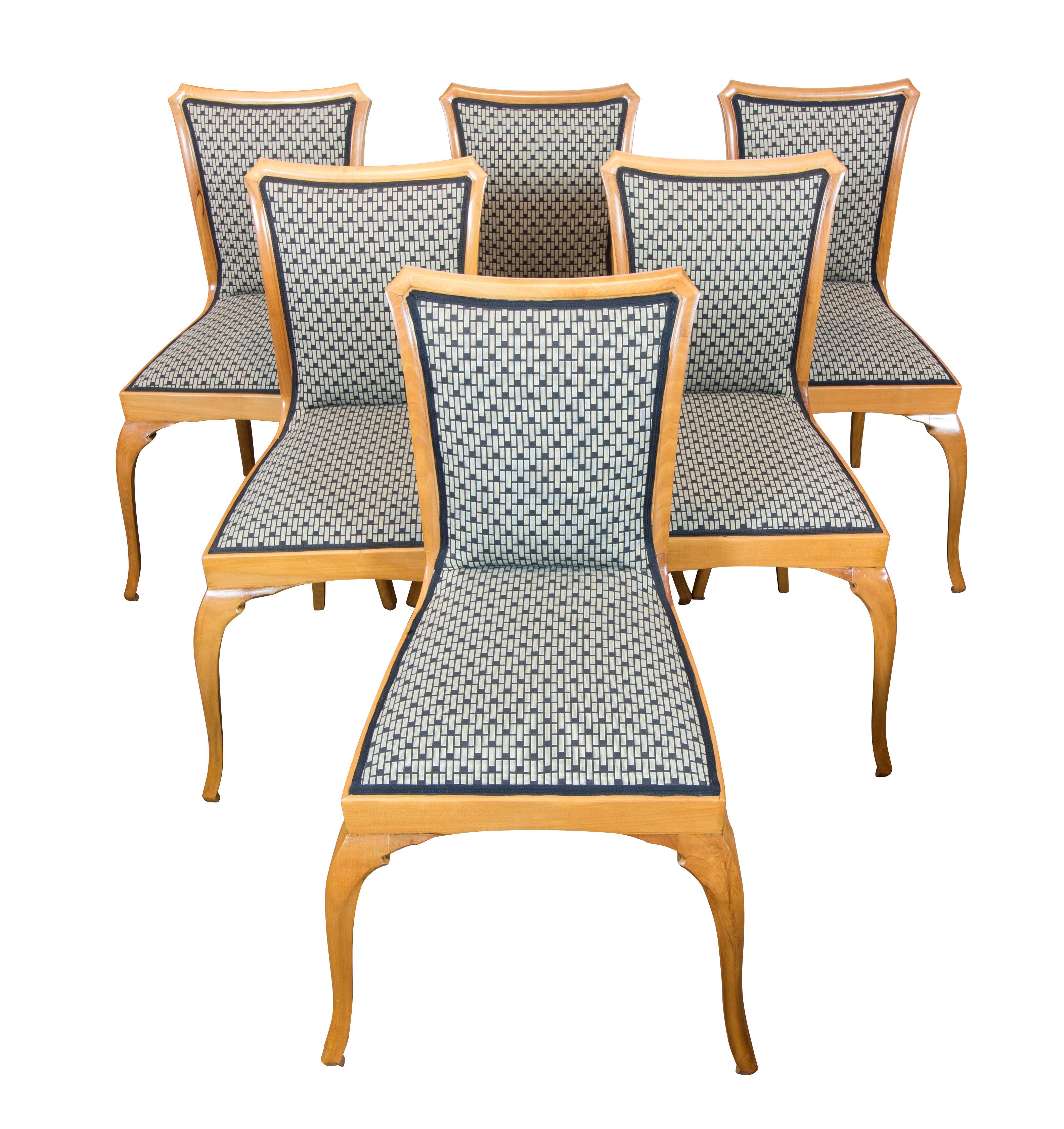 Sehr schönes Set, bestehend aus ausziehbarem Tisch und 6 Stühlen.
Das Set stammt aus der Zeit des Art Déco / Jugendstils um 1915 und ist aus massivem Birnbaumholz gefertigt. Die Stühle sind neu gepolstert. 
Der Tisch kann um 35 cm und weitere 45