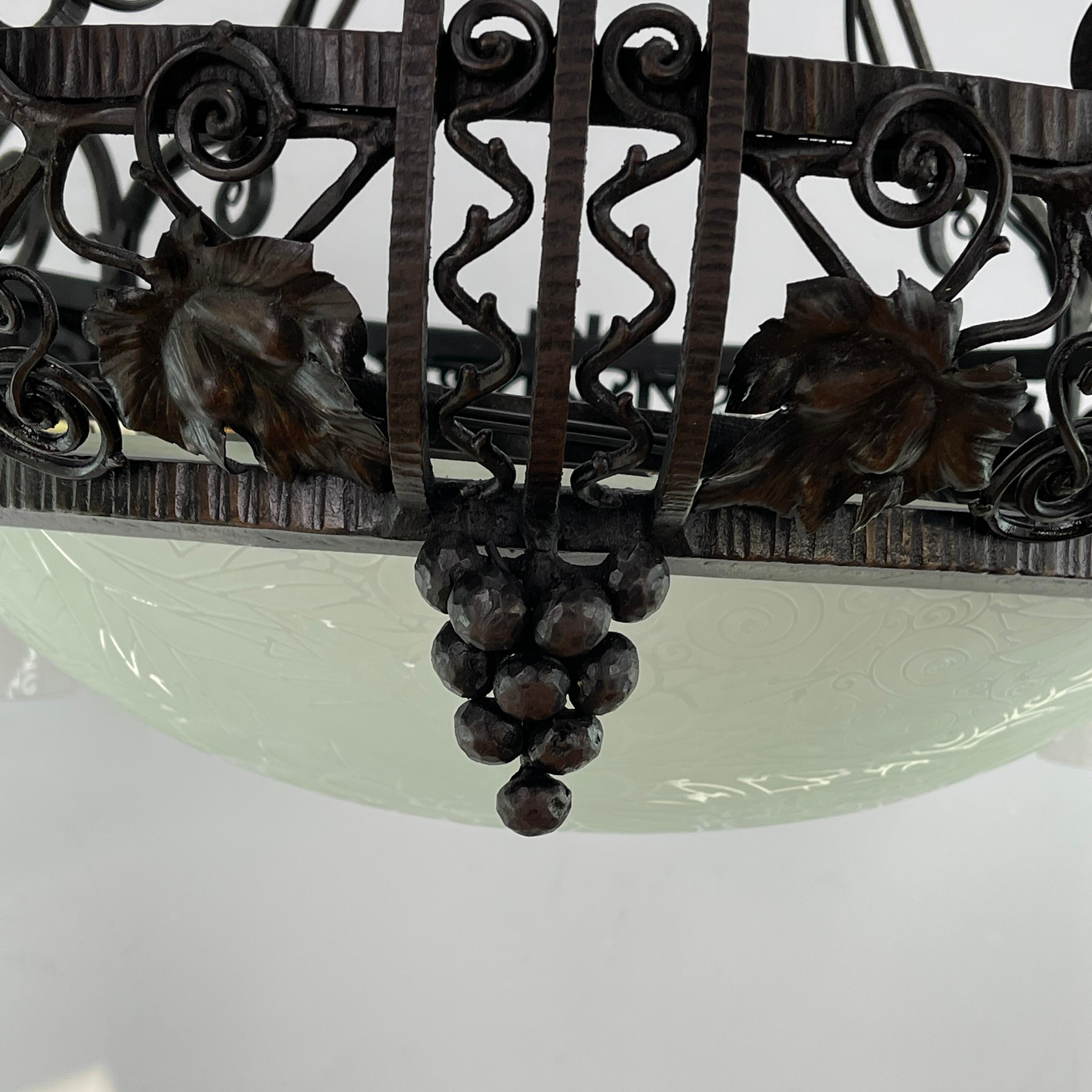 Art Deco/ Art Nouveau ceiling lamp 

This rare ceiling lamp is a fascinating example of the masterful craftsmanship and exquisite design of the French glass manufacturers of the time. This ceiling lamp skilfully combines the charm of the Art Deco