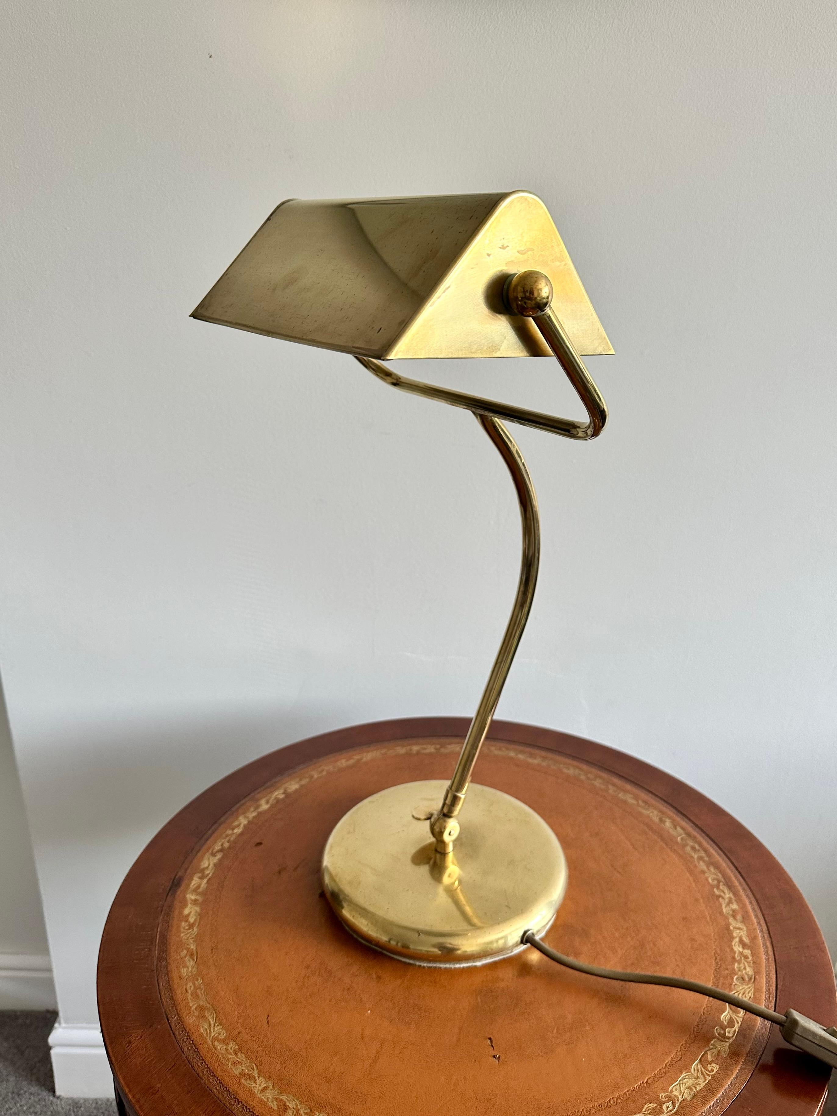 Here we have for sale this lovely vintage brass Art Deco bankers lamp with single point articulation, this lamp is a very good looking decorative piece. It has previously been rewired and a new plug fitted.

Dimensions

Height:-