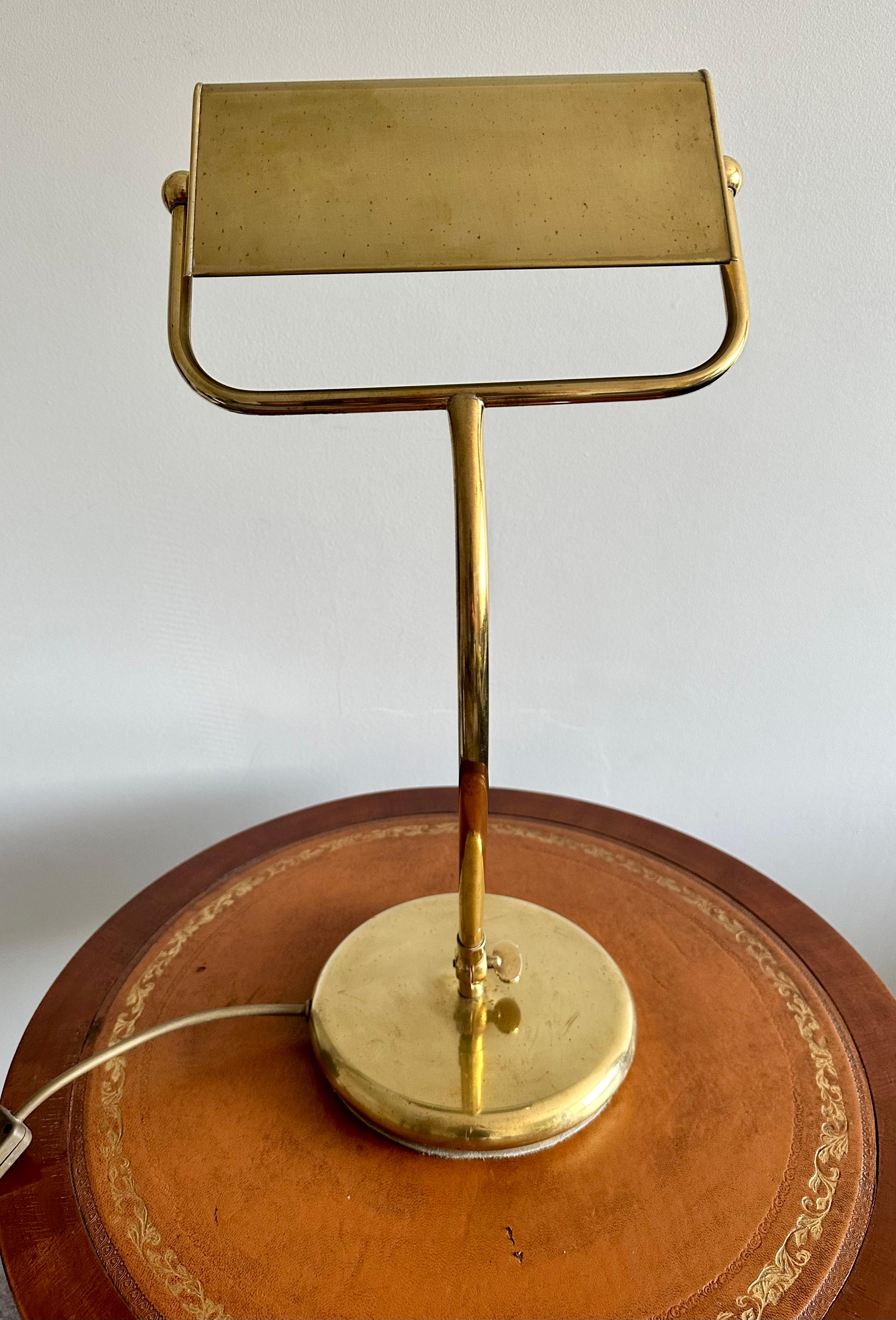 Art Deco Articulated Brass Bankers Table Lamp In Good Condition In West Sussex, Pulborough