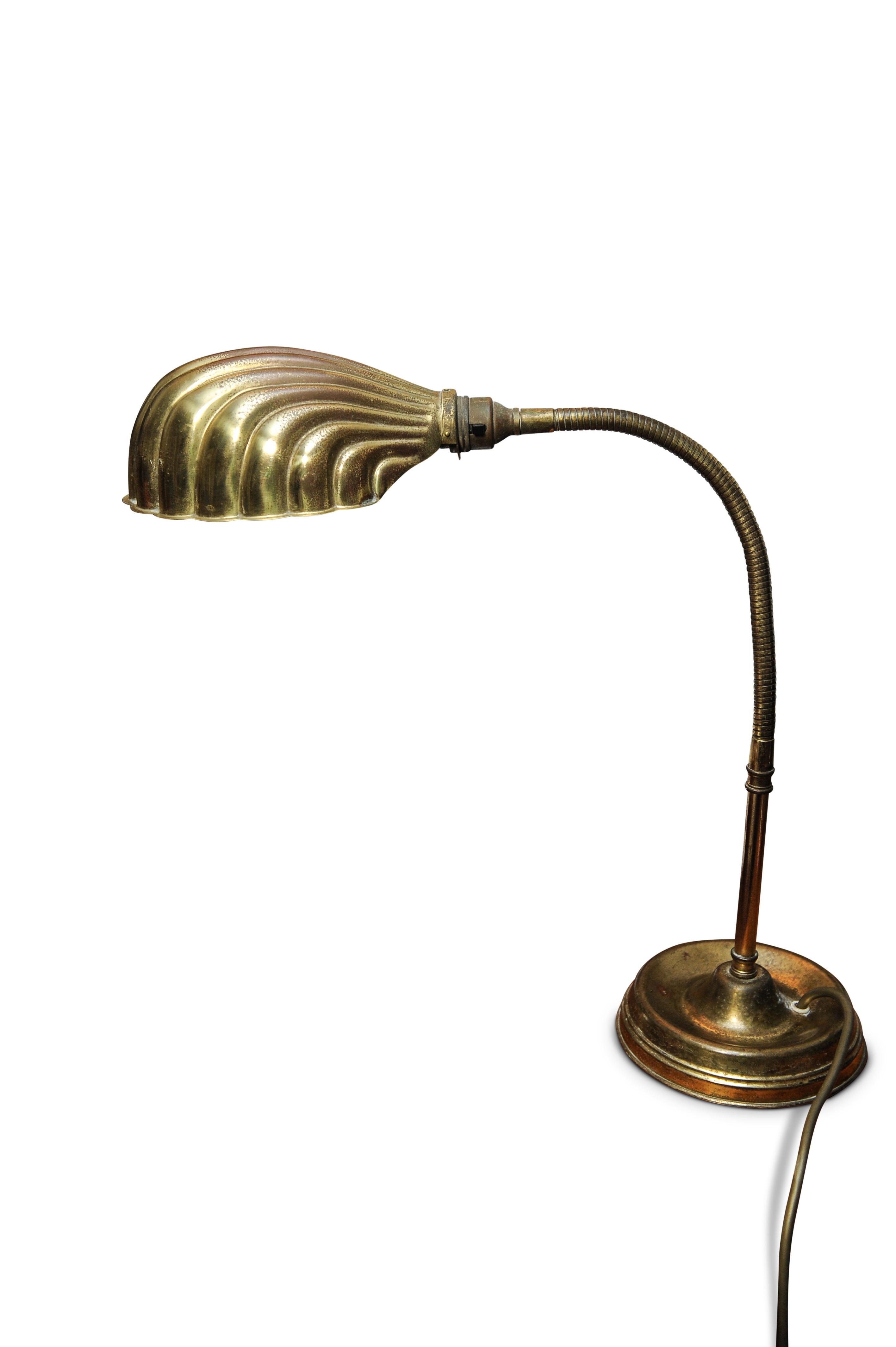 Français Lampe de bureau à col de cygne articulé en laiton Art Déco avec abat-jour en coquillage décoré, années 1920 en vente