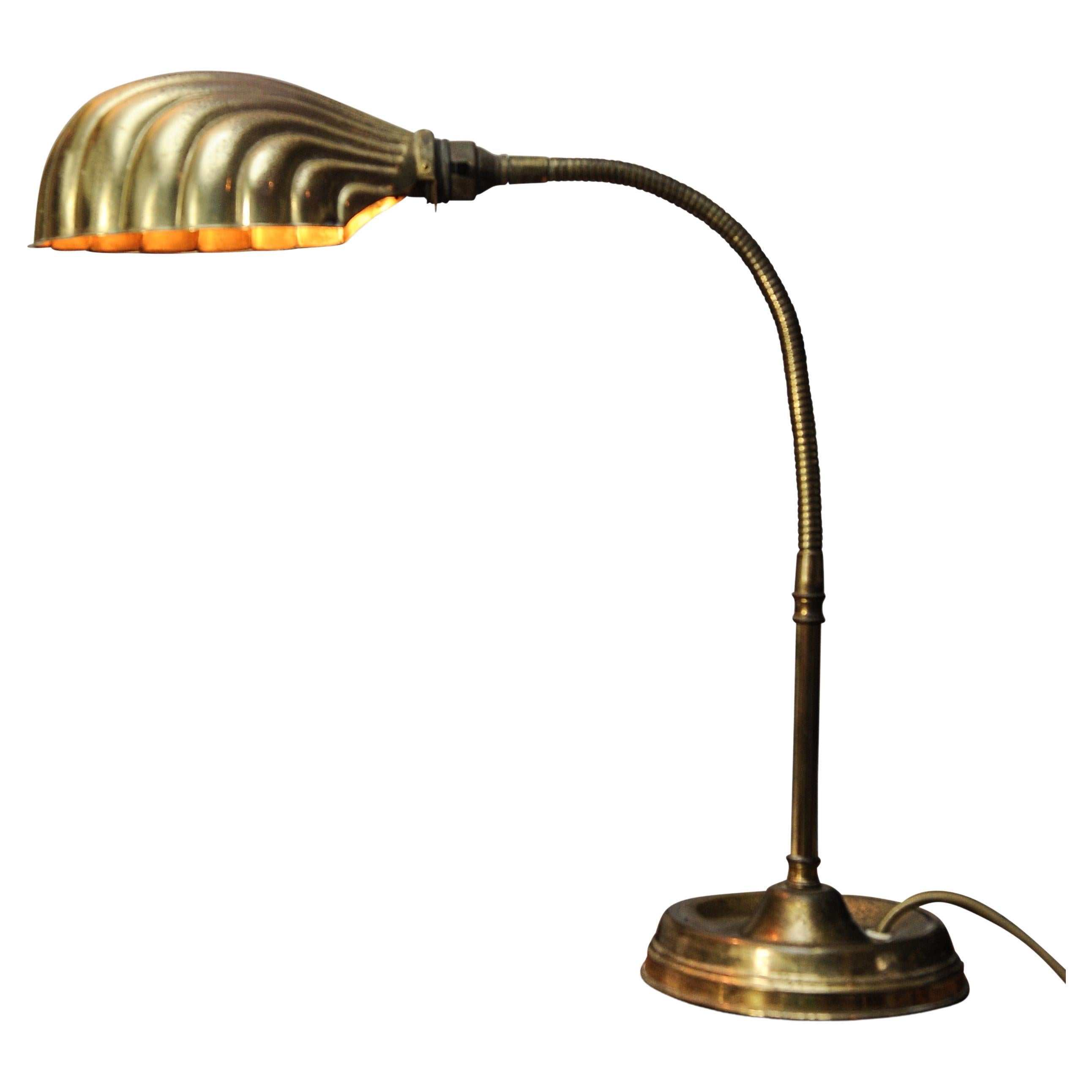 Lampe de bureau à col de cygne articulé en laiton Art Déco avec abat-jour en coquillage décoré, années 1920 en vente