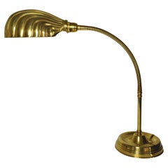 Lampada da scrivania a collo d'oca in ottone Art Decor con paralume a conchiglia decorato, anni '20