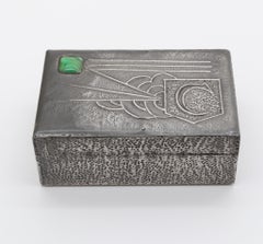 Art Deco / Arts & Crafts Zinn Kleine Box Grünes Glas Cabochon Schatulle Buchstabe C