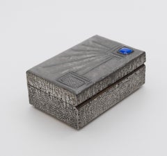 Art Deco / Arts & Crafts Zinn Kästchen mit blauem Glas Cabochon Schatulle