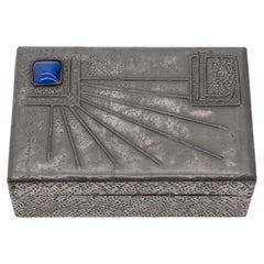 Art Deco / Arts & Crafts Zinn Kästchen mit blauem Glas Cabochon Schatulle