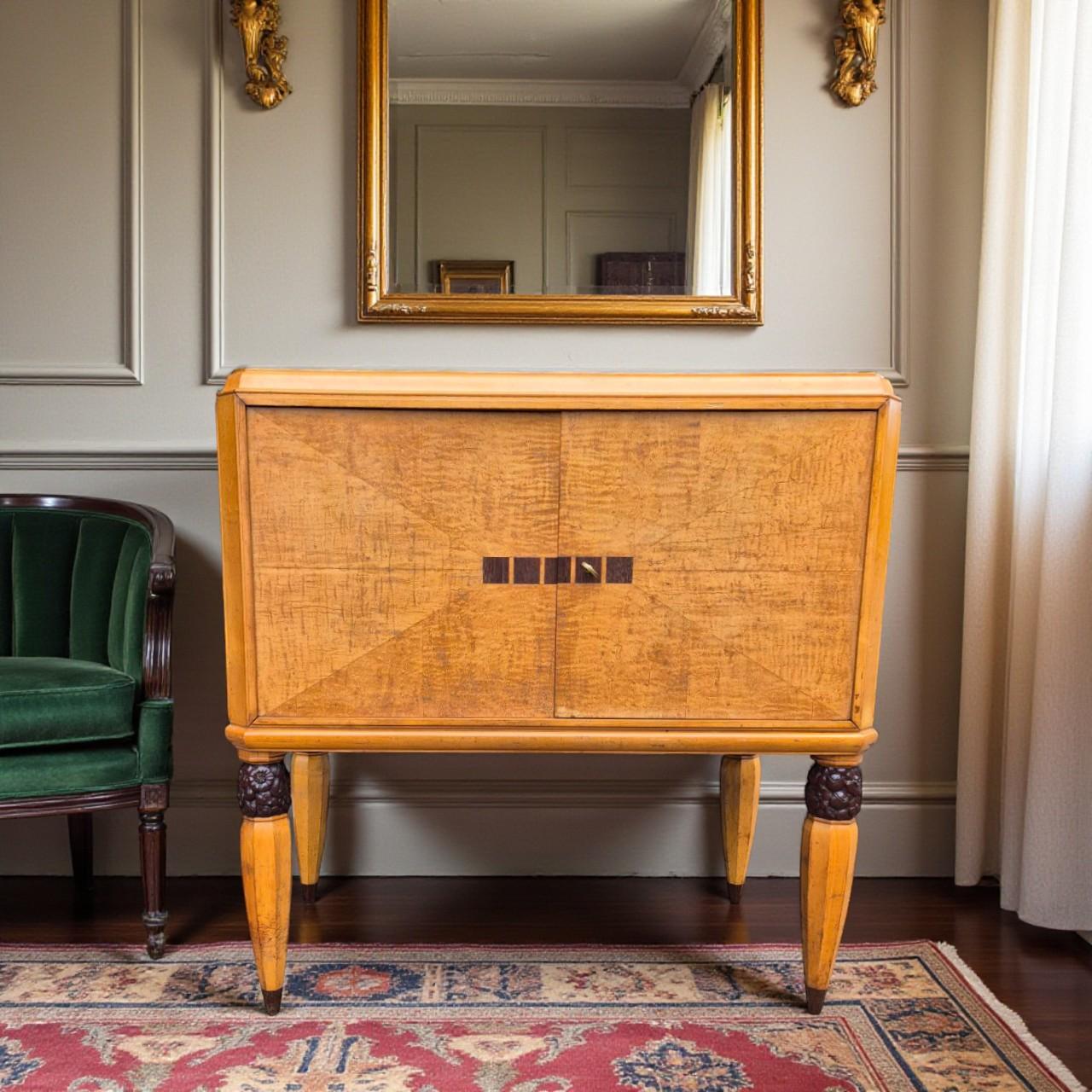 Elegante y auténtico aparador Art Déco al estilo de André Arbus, fabricado hacia 1940, en espléndida chapa de madera de fresno con un veteado cálido y expresivo. La pieza exhibe todas las señas de identidad del estilo: líneas simétricas, materiales