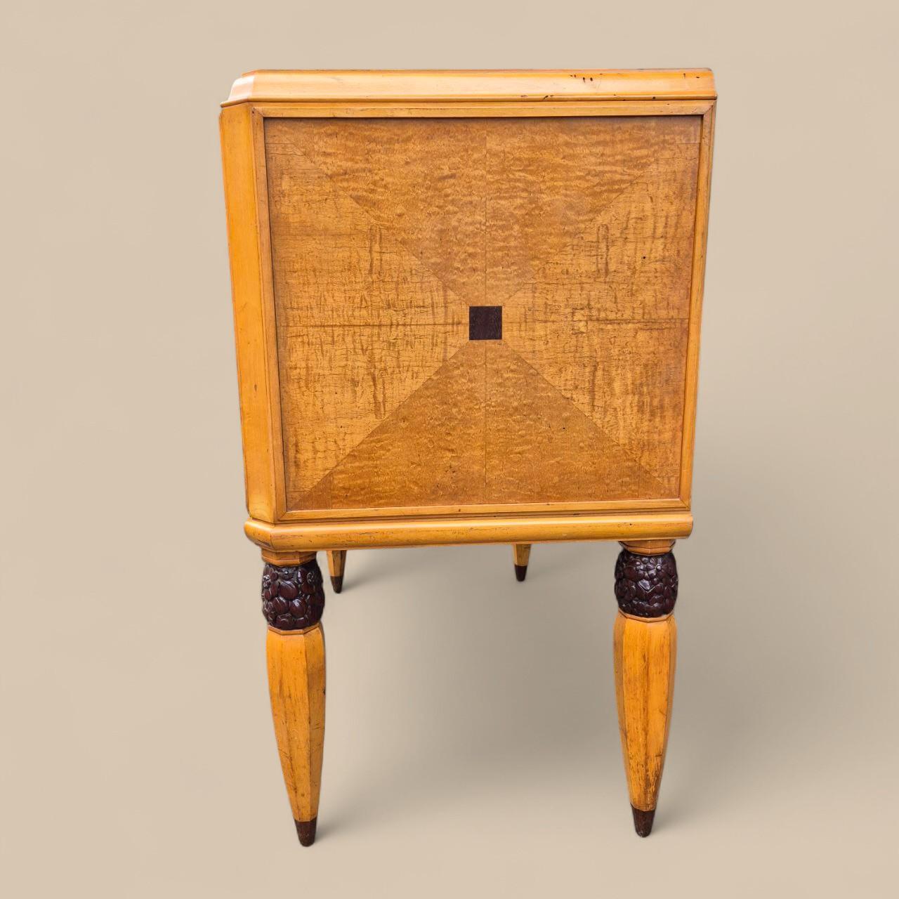 Aparador Art Decó de chapa de fresno - circa 1930 - Elegante aparador de época Tallado a mano en venta