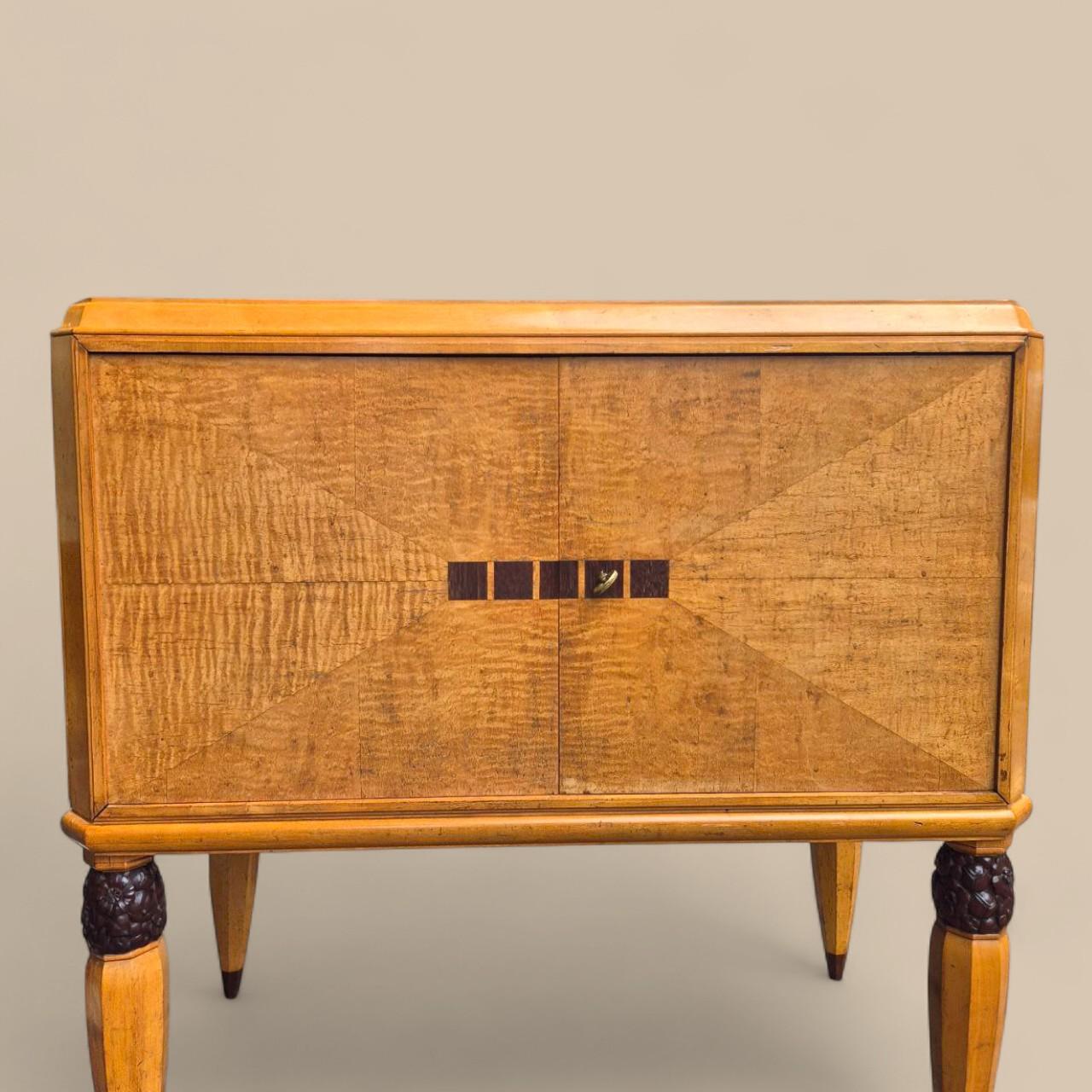 Aparador Art Decó de chapa de fresno - circa 1930 - Elegante aparador de época mediados del siglo XX en venta