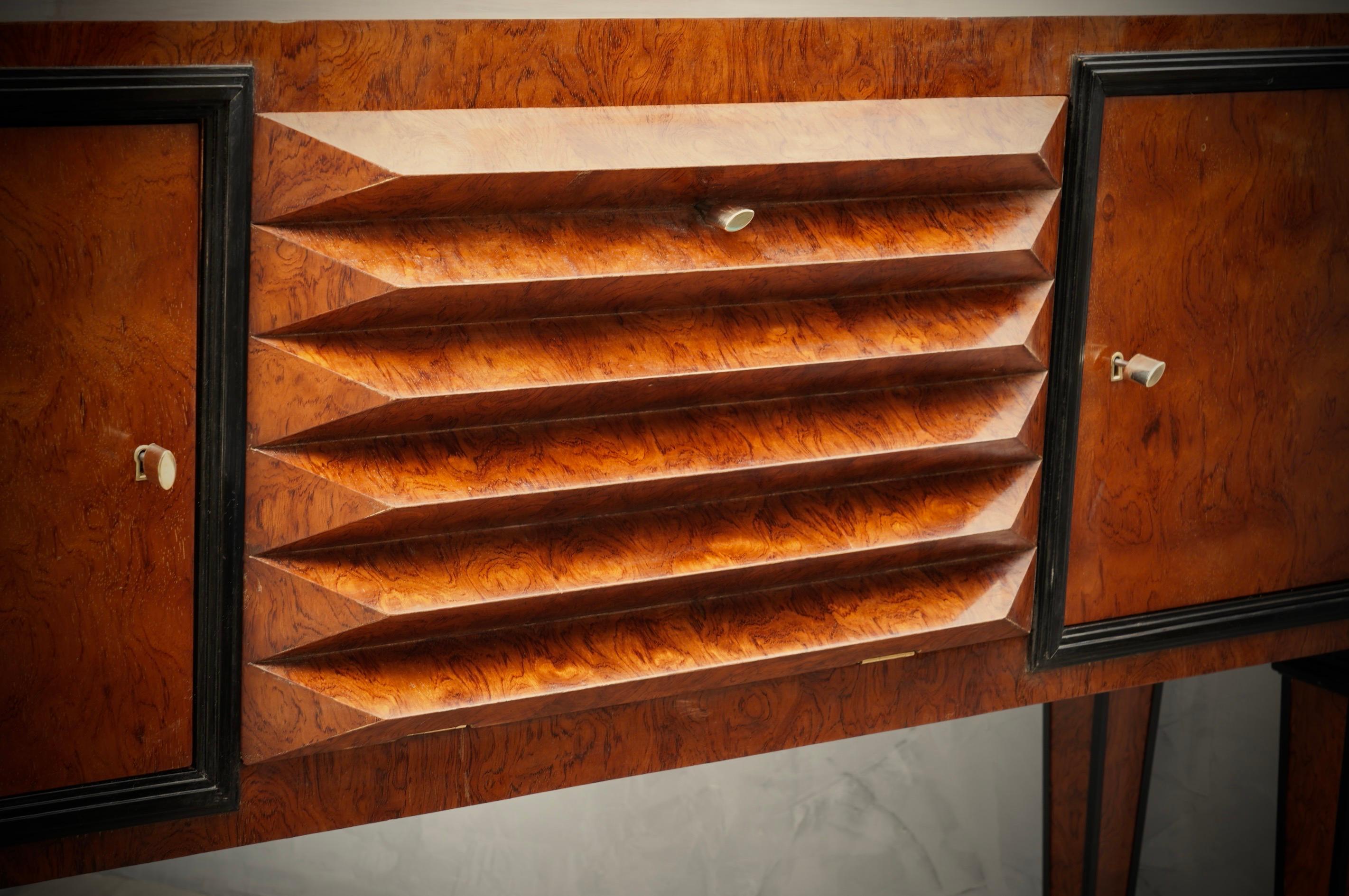 Art Deco Ash Wood and Brass Keys Austrian Dry Bar Credenzas Sideboard, 1920 In Good Condition For Sale In Rome, IT