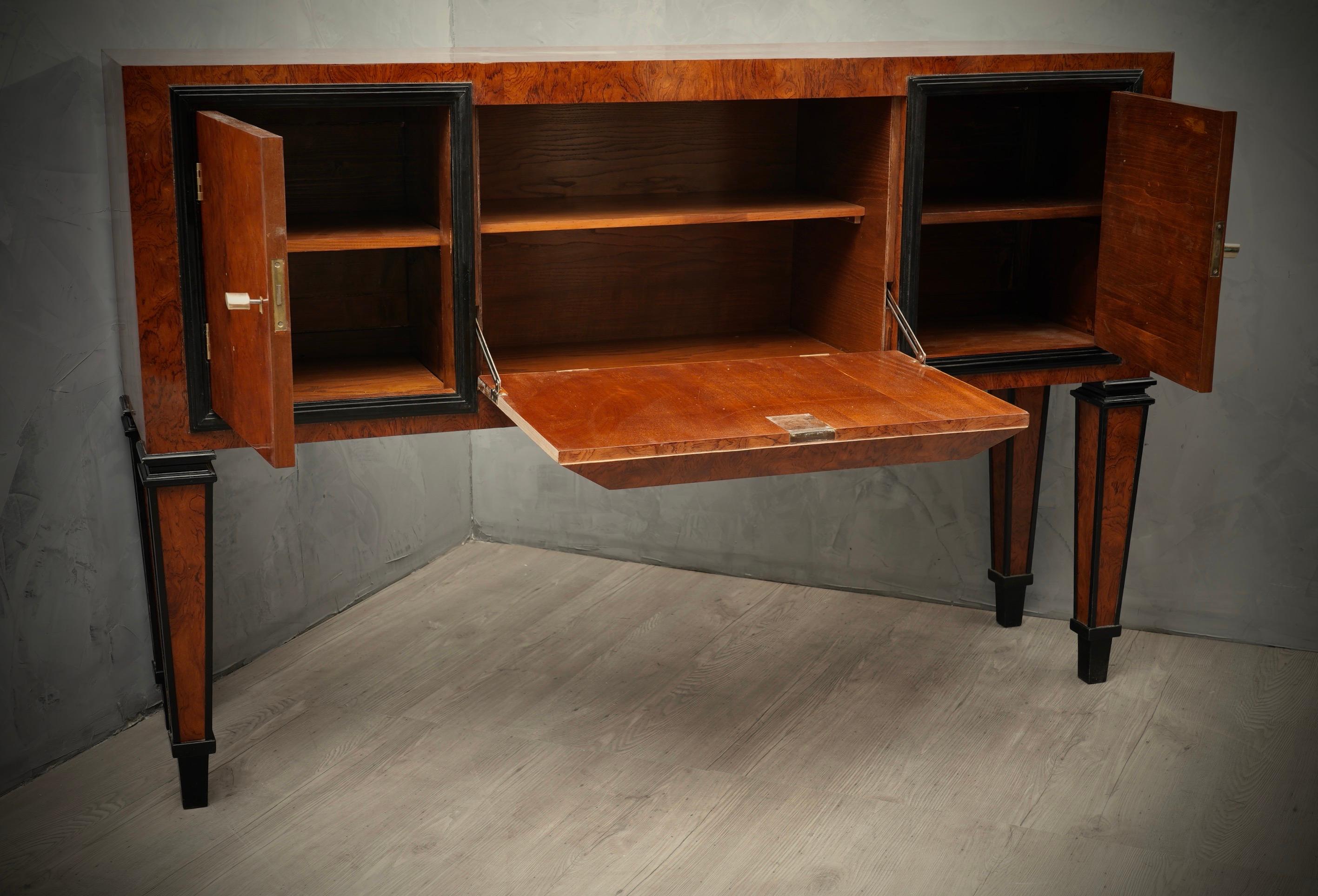 Österreichische Bar-Anrichte/ Sideboard aus Eschenholz und Messing mit Schlüsseln im Art déco-Stil, 1920 (20. Jahrhundert) im Angebot