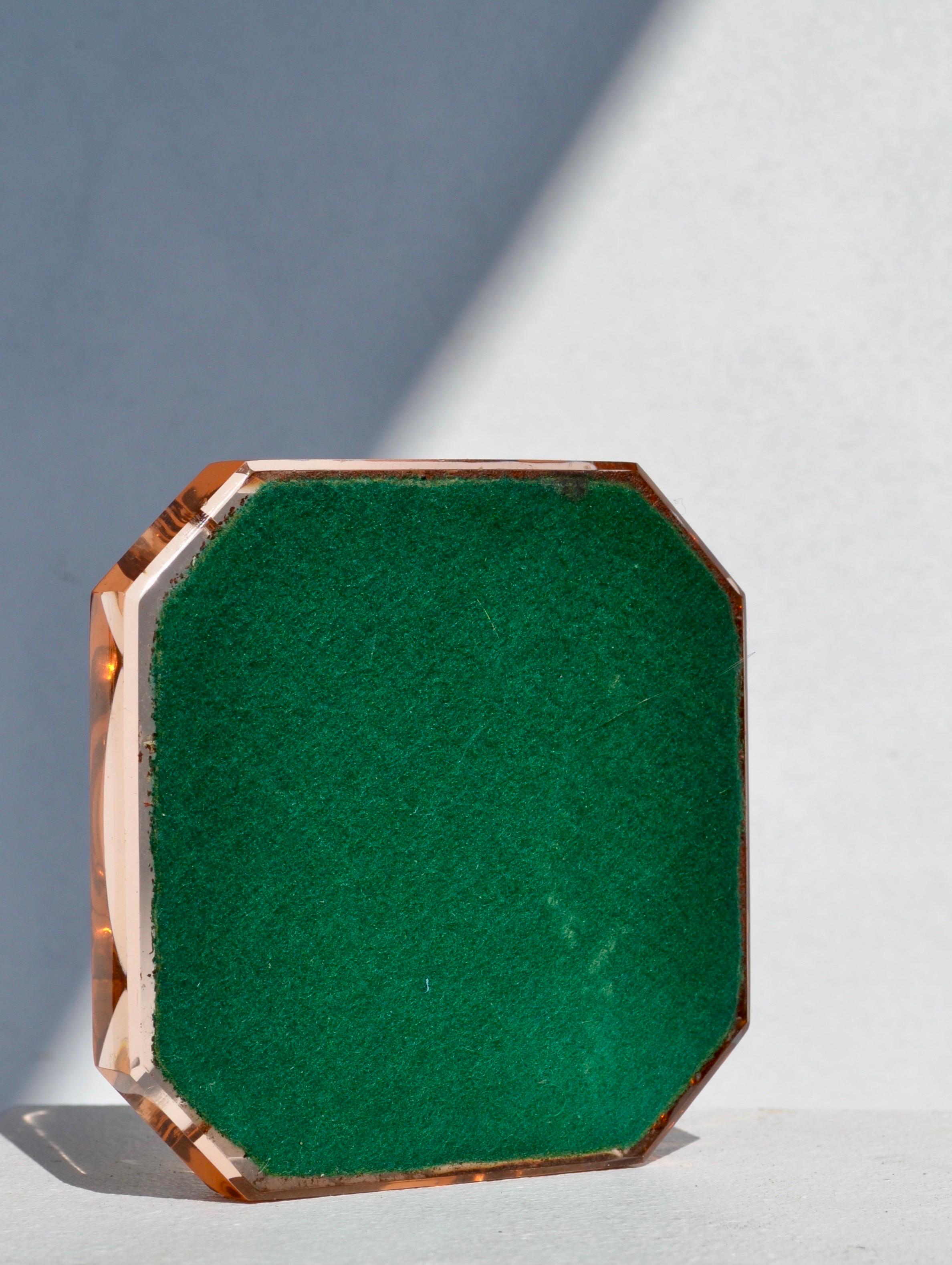 Seltenes Modell in dieser Größe und Farbe. Art-Déco-Aschenbecher von Jean Luce aus Saint-Gobain-Glas, Frankreich, 1920er Jahre. Das Glas ist in einwandfreiem Zustand, ohne Absplitterungen oder fehlende Teile, und weist einen subtilen goldenen