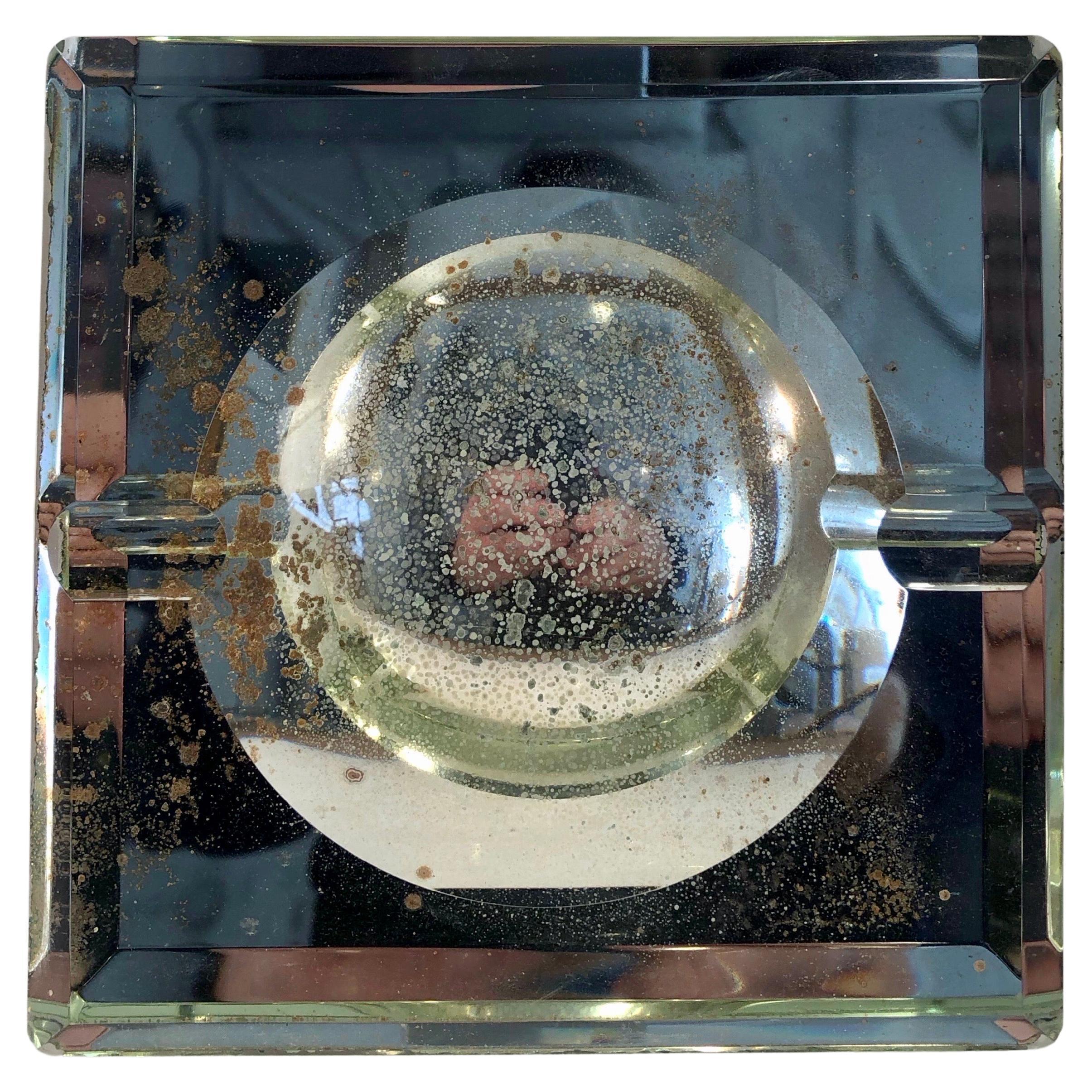 Cendrier Art déco de Jean Luce en verre de Saint Gobain, France, années 1920. Verre en parfait état, sans aucune pièce manquante. Quelques traces sur l'étain de la base du miroir.