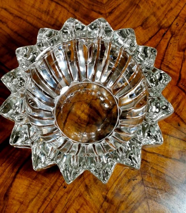 Original and iconic molded glass ashtray (o little bowl)l; its shape is simple and decisive, skillfully proportioned, the result of an intelligent aesthetic reflection; the ashtray, in Art Deco style, was produced in France between 1930 and 1935 by