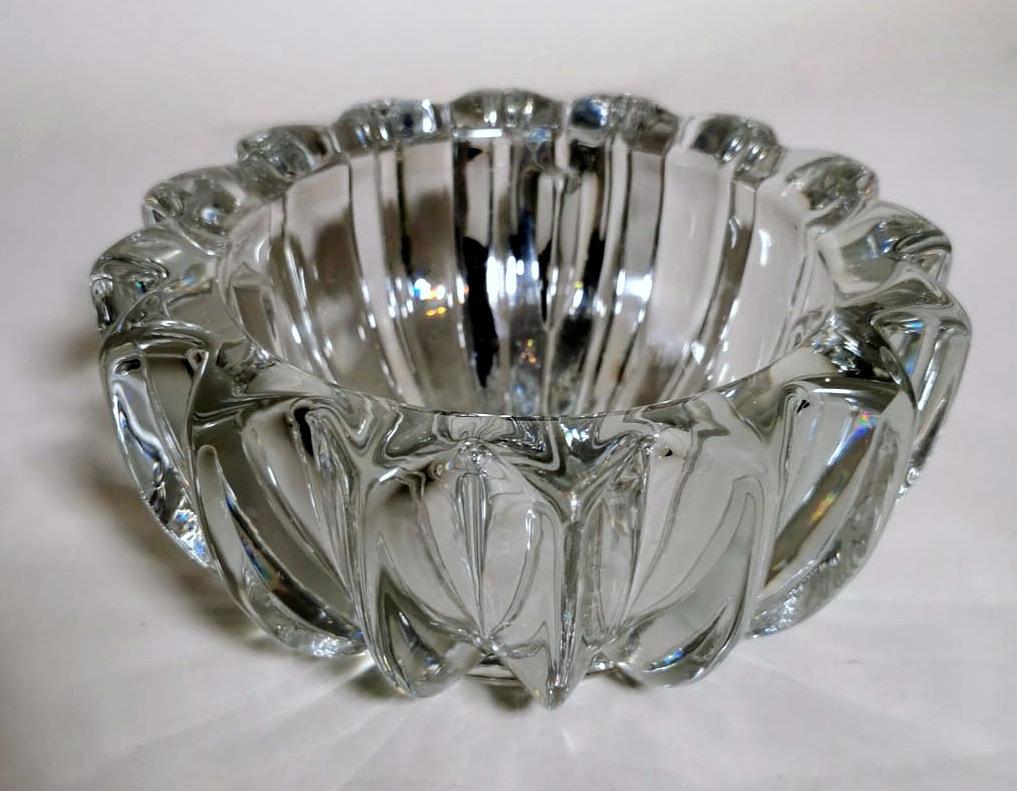 Original and iconic ashtray (or cup) in molded glass; its shape is simple and decisive, cleverly proportioned, the result of an intelligent aesthetic reflection; the ashtray, in Art Deco style, was produced in France between 1930 and 1935 and we can