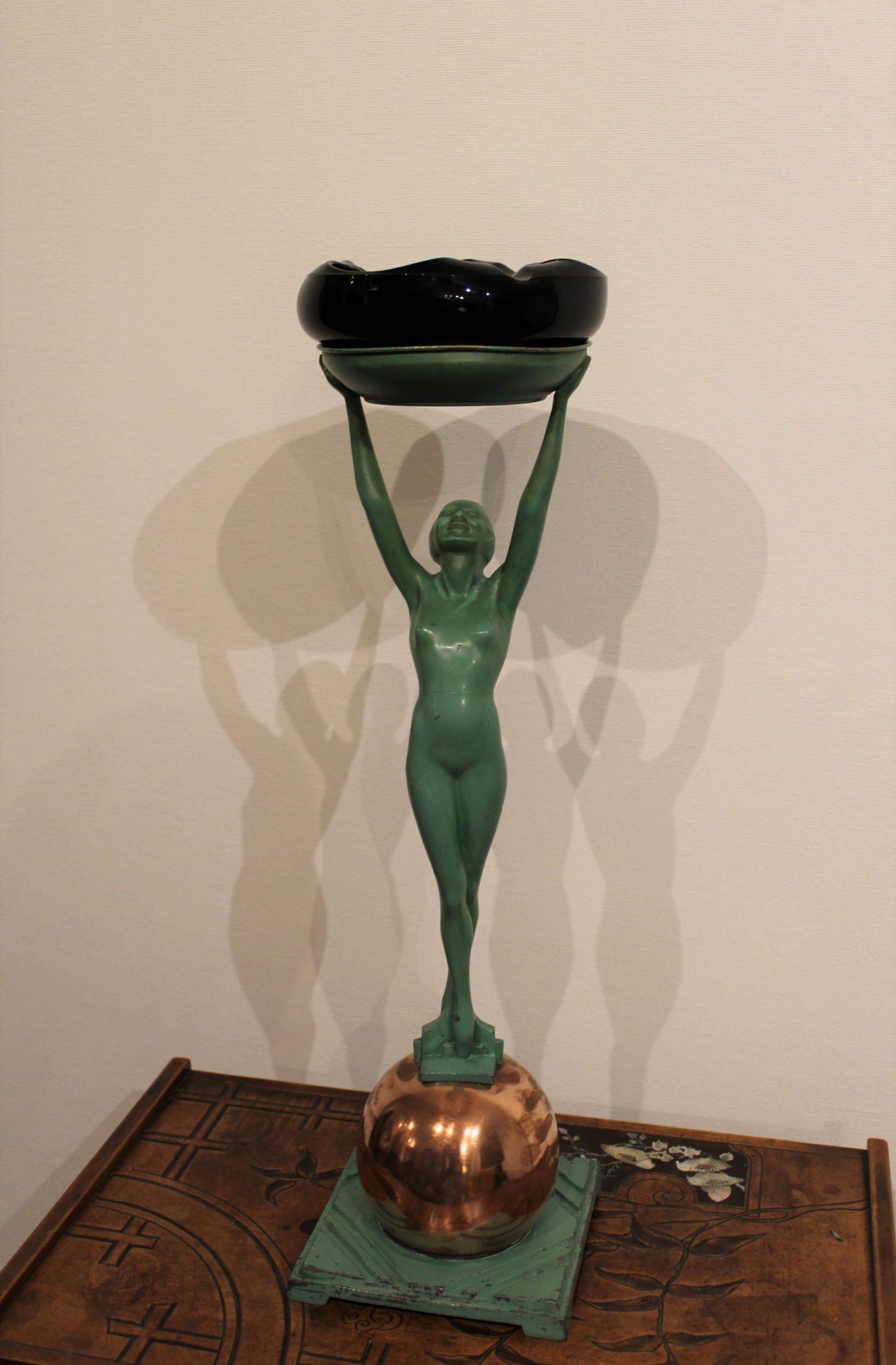Art déco-Aschenbecher-Skulptur im Zustand „Relativ gut“ im Angebot in Paris, FR