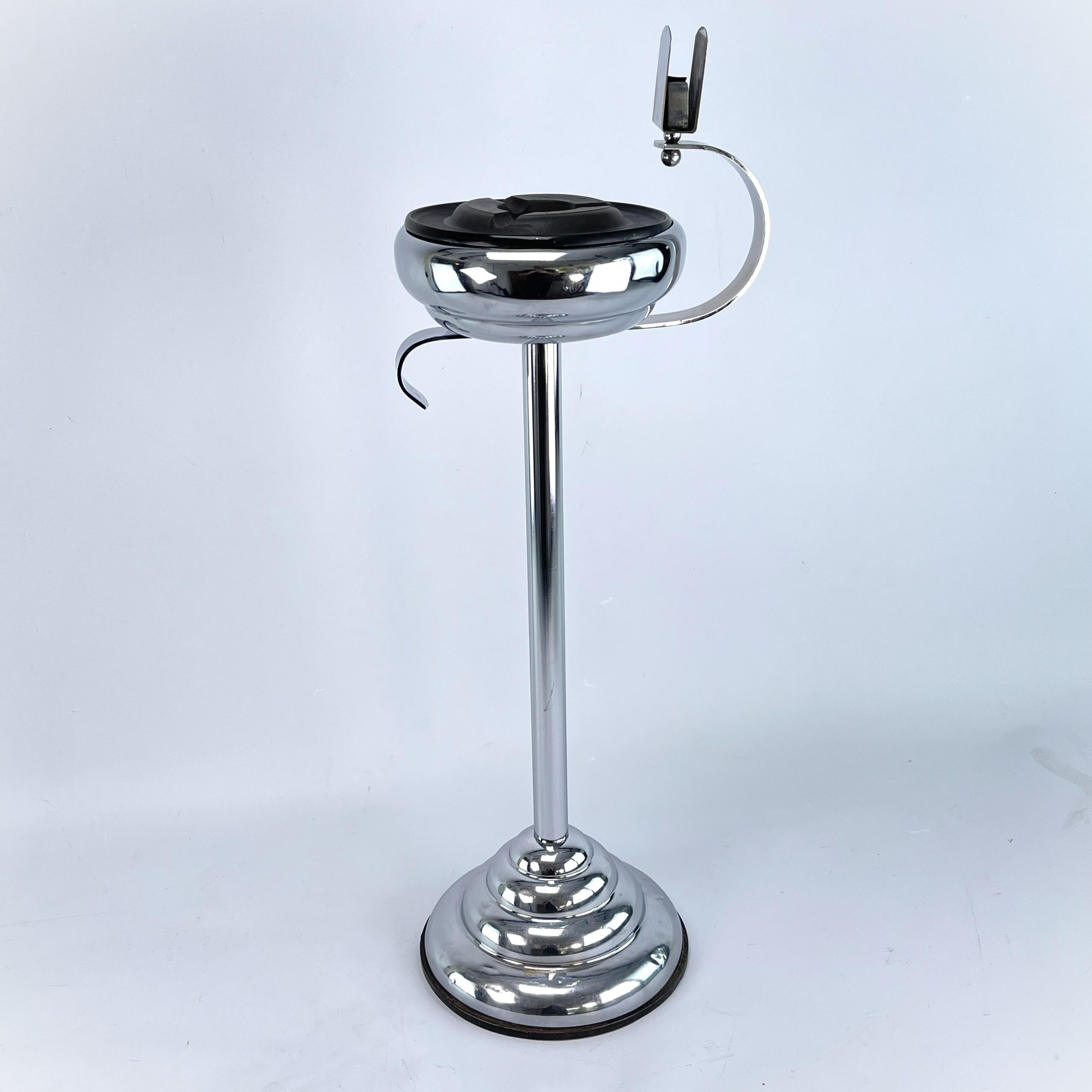 Art Deco Aschenbecher Ständer

Dieser schöne und seltene Art Deco Aschenbecher Ständer aus den 30er/40er Jahren ist im stromlinienförmigen modernen Art Deco Stil gehalten. Dem Designer dieses außergewöhnlichen Objekts ist es gelungen,