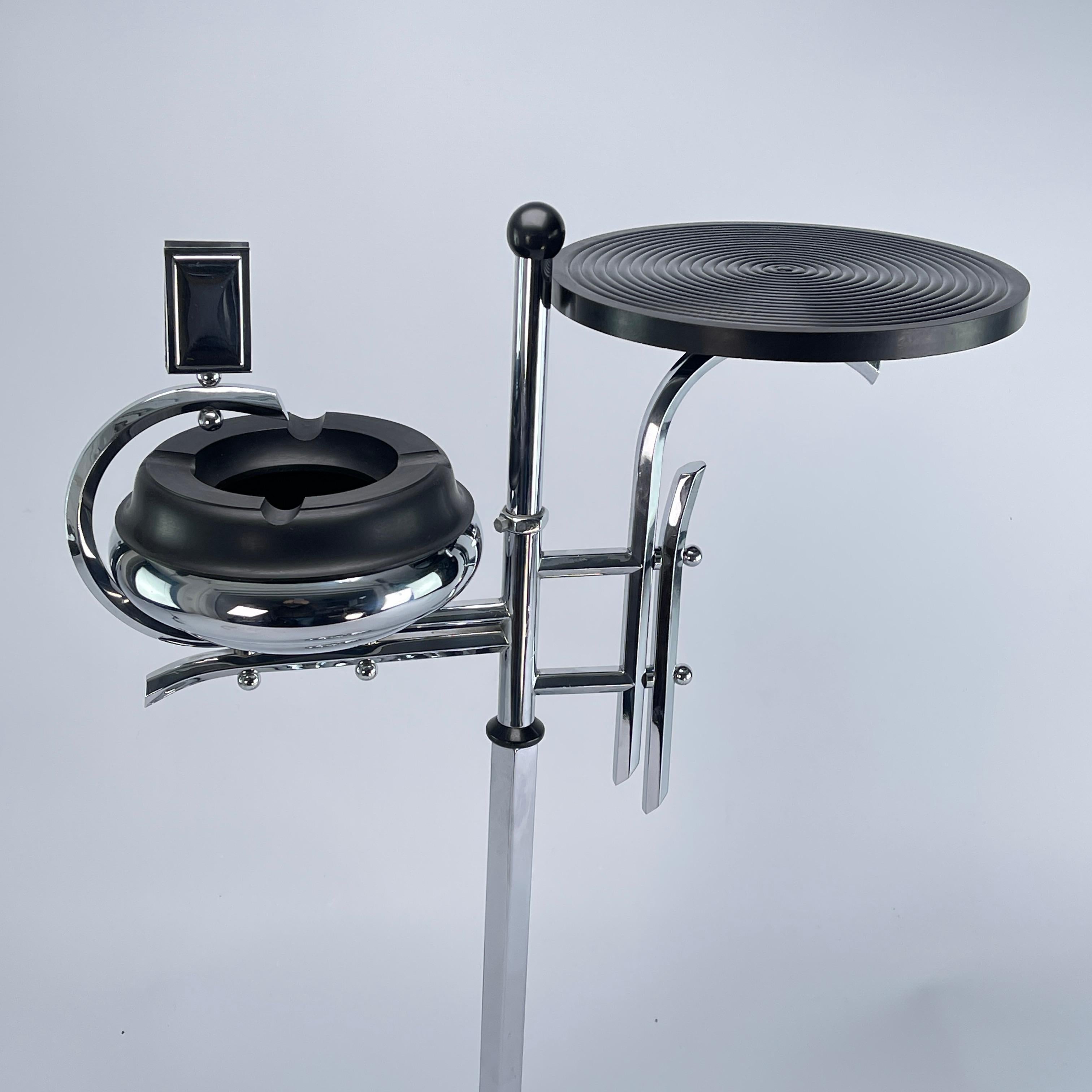 Art Deco ashtray stand

This beautiful and rare Art Deco Ashtray Stand from the 30s/40s is in the streamline modern art deco style. The designer of this extraordinary object has succeeded in combining functionality, design, style and aesthetics.