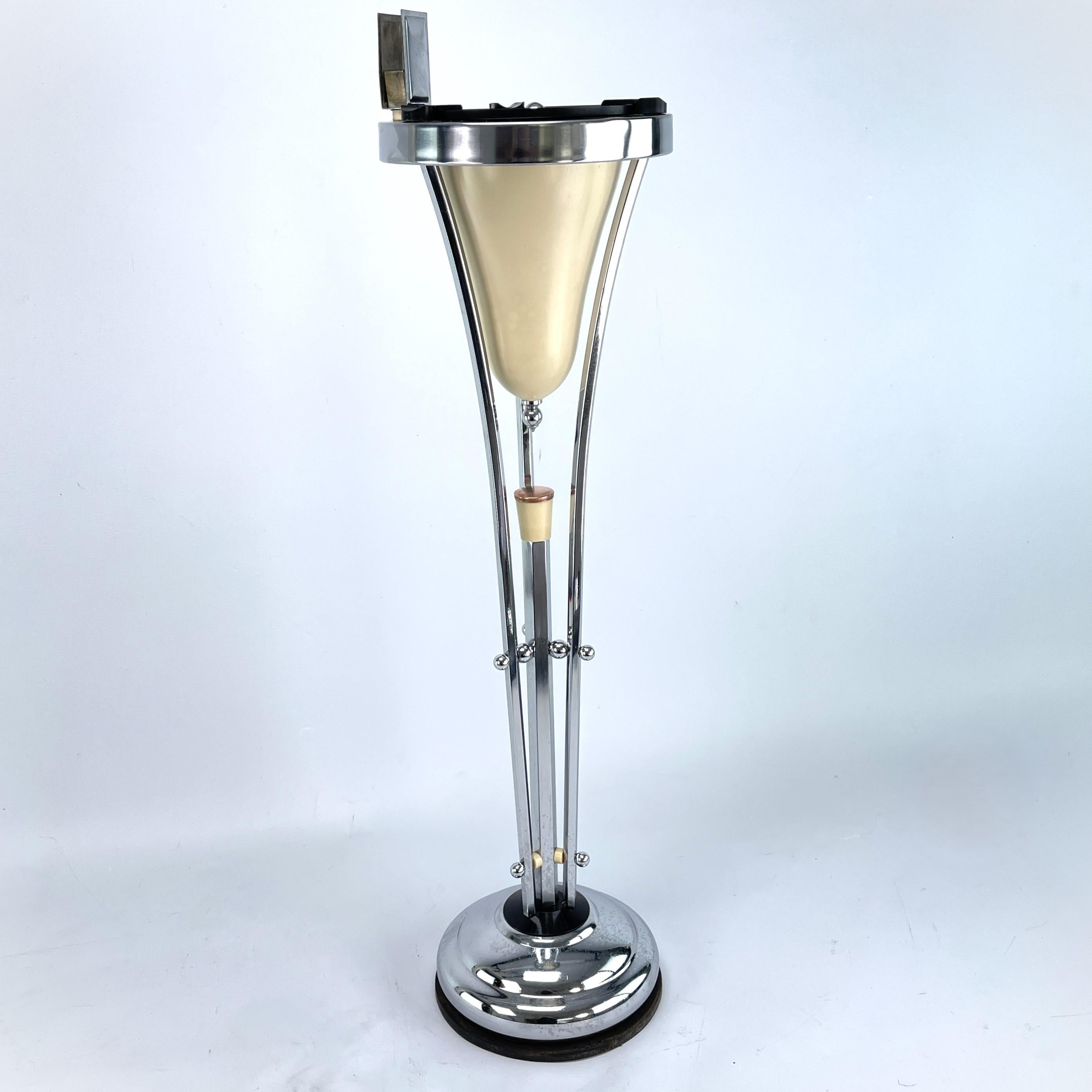 Art Deco Aschenbecher Ständer

Dieser schöne und seltene Art Deco Aschenbecher Ständer aus den 30er/40er Jahren ist im stromlinienförmigen modernen Art Deco Stil gehalten. Dem Designer dieses außergewöhnlichen Objekts ist es gelungen,