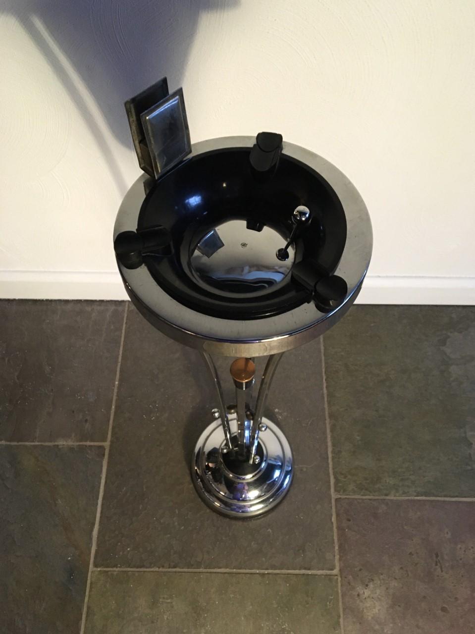Art Deco Ashtray Stand, Chrome and Bakelite, Demeyere Belgium, 1930s In Good Condition For Sale In Antwerp, BE