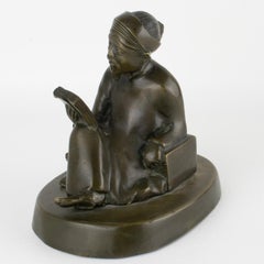 Figurita de estilo Art Déco de bronce asiático representando a una lectora annamita, Indochina, hacia 1920