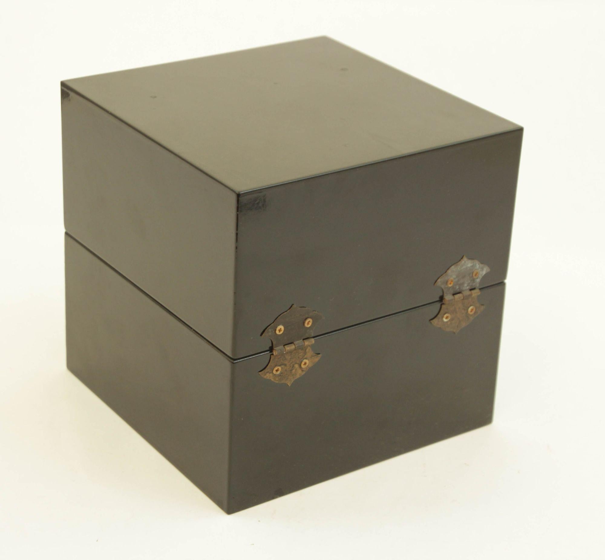 Joyero Art Decó Asian Style Negro y Rojo Lacado Años 80 Madera en venta