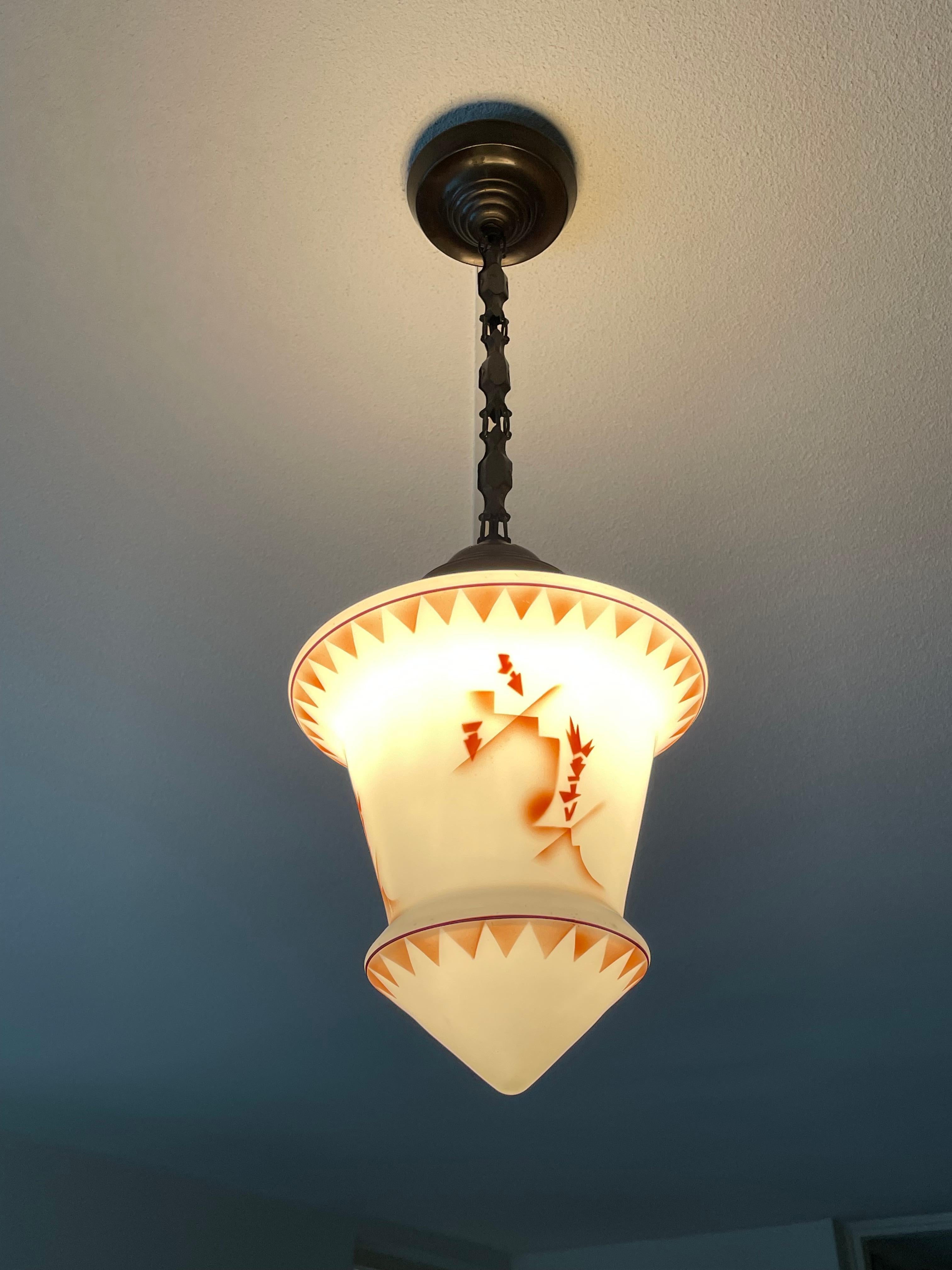 20ième siècle Lanterne suspendue Art Déco de style asiatique avec graphiques d'arbres stylisés et baldaquin en laiton