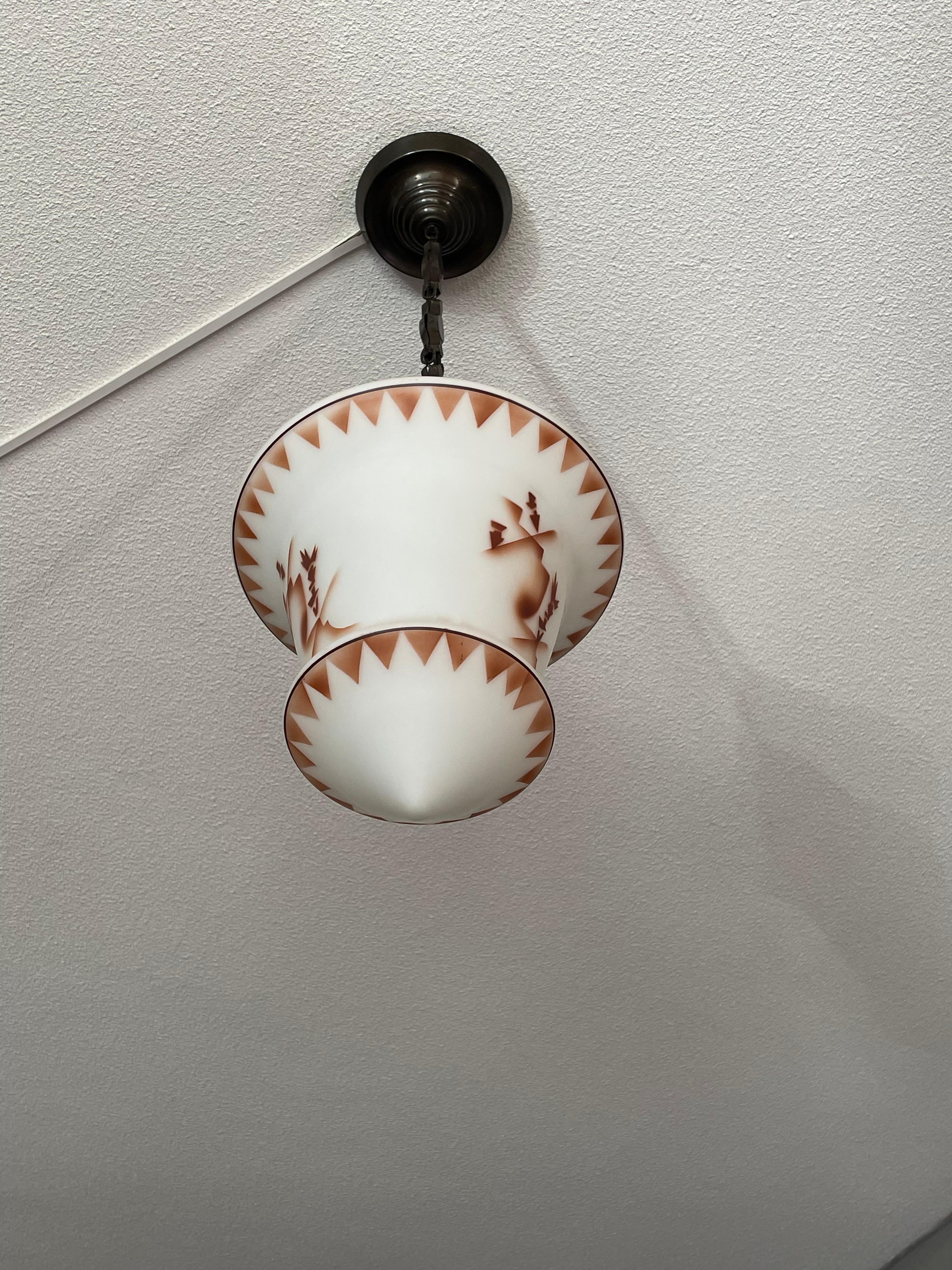 Laiton Lanterne suspendue Art Déco de style asiatique avec graphiques d'arbres stylisés et baldaquin en laiton