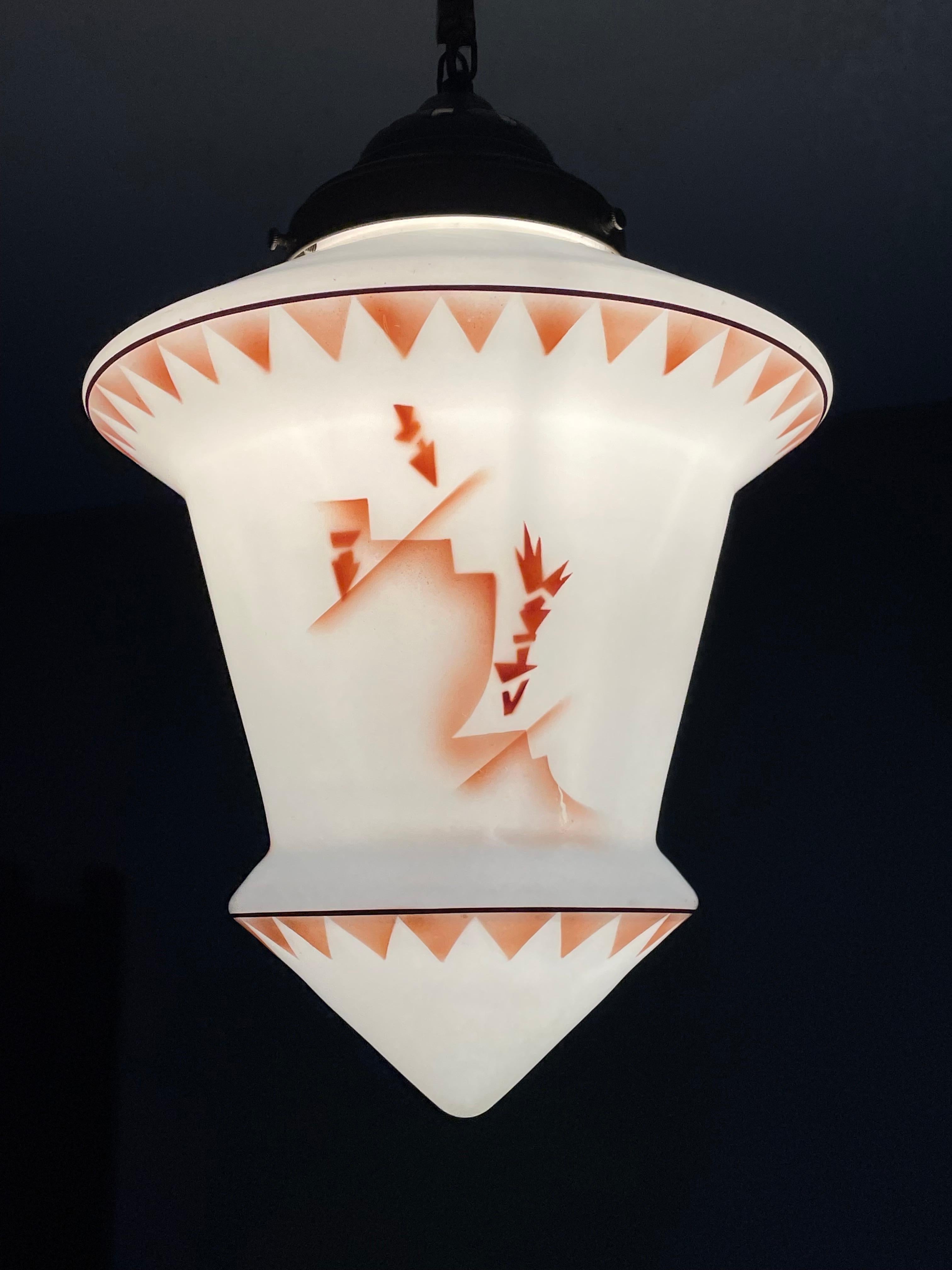 Lanterne suspendue Art Déco de style asiatique avec graphiques d'arbres stylisés et baldaquin en laiton 1
