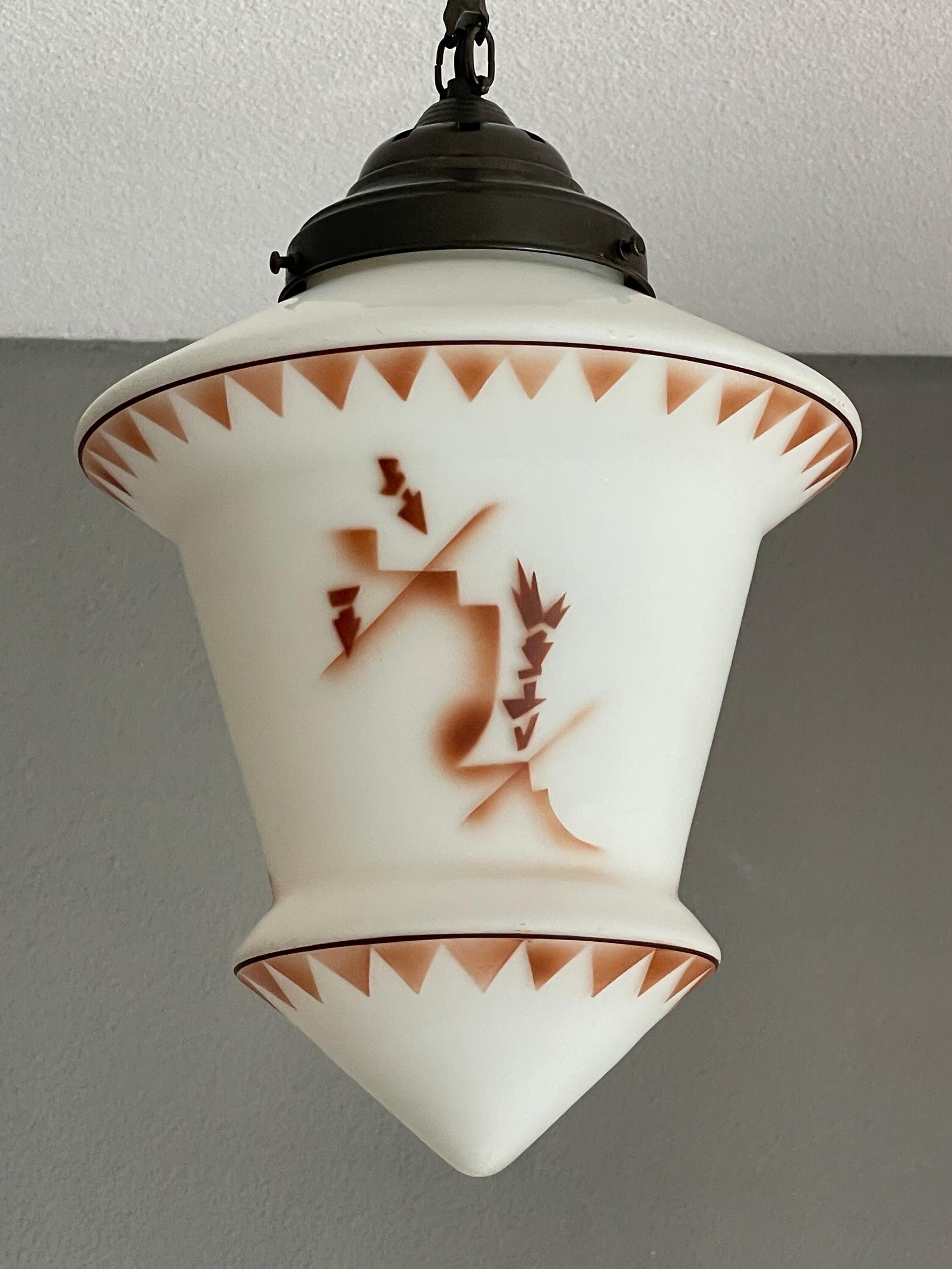 Lanterne suspendue Art Déco de style asiatique avec graphiques d'arbres stylisés et baldaquin en laiton 2