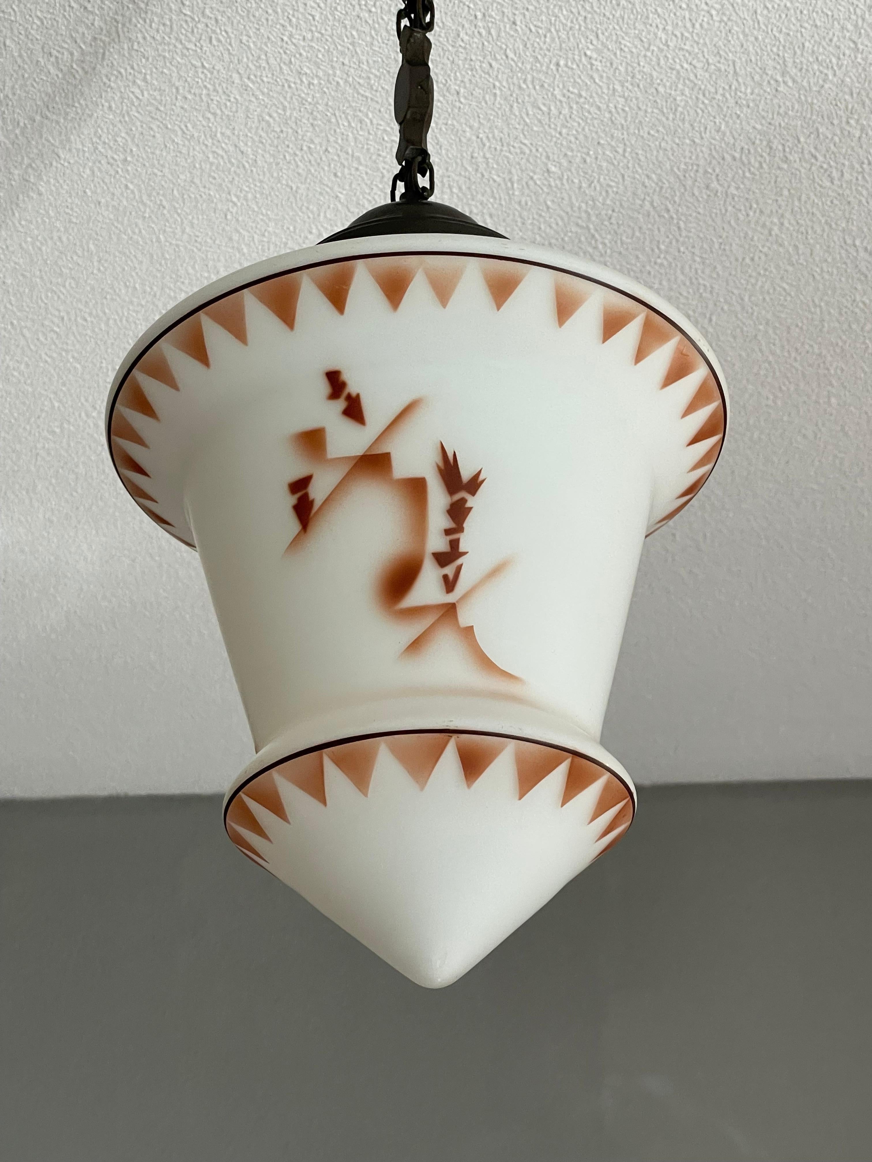 Lanterne suspendue Art Déco de style asiatique avec graphiques d'arbres stylisés et baldaquin en laiton 3