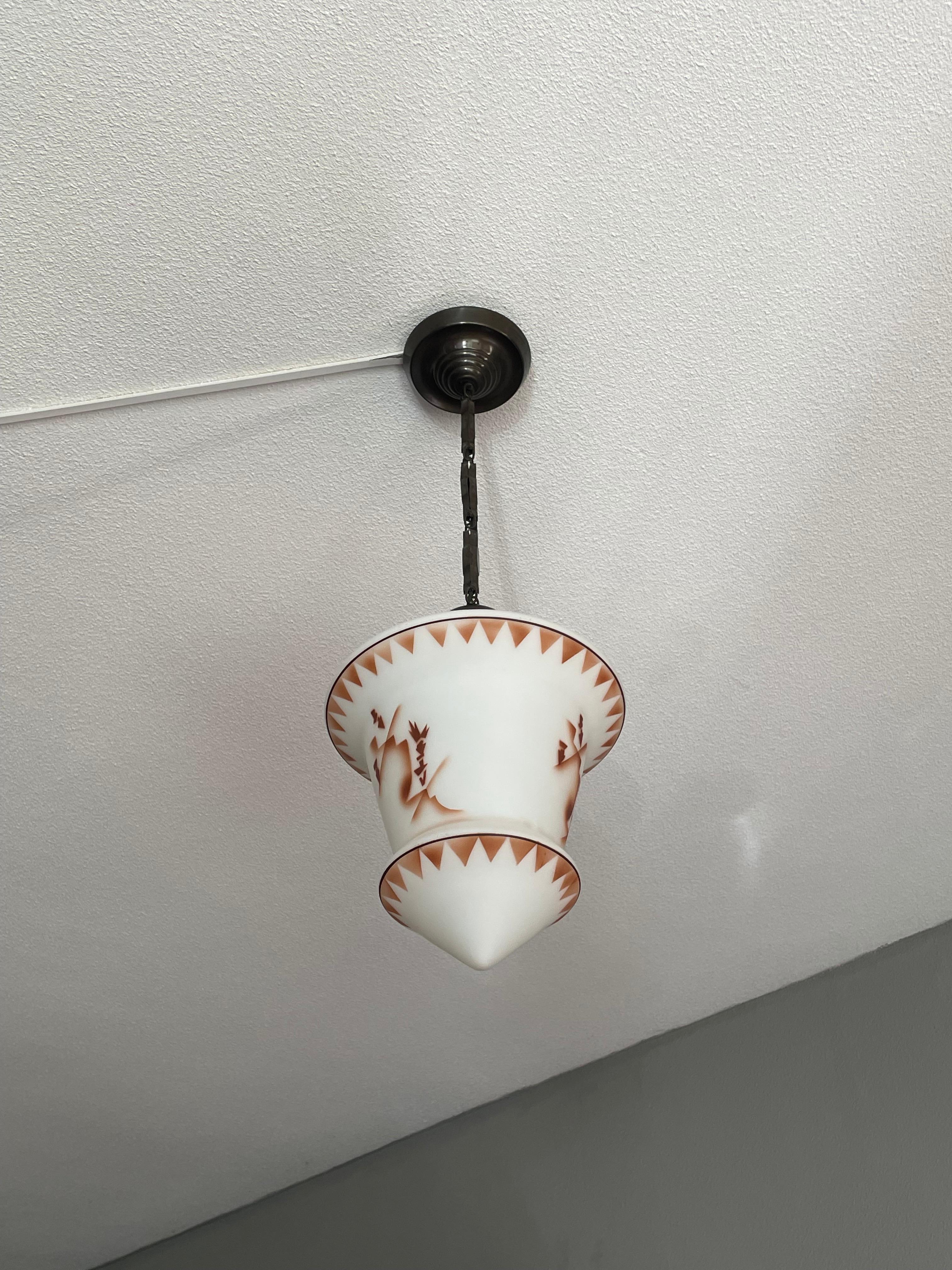 Peint Lanterne suspendue Art Déco de style asiatique avec graphiques d'arbres stylisés et baldaquin en laiton