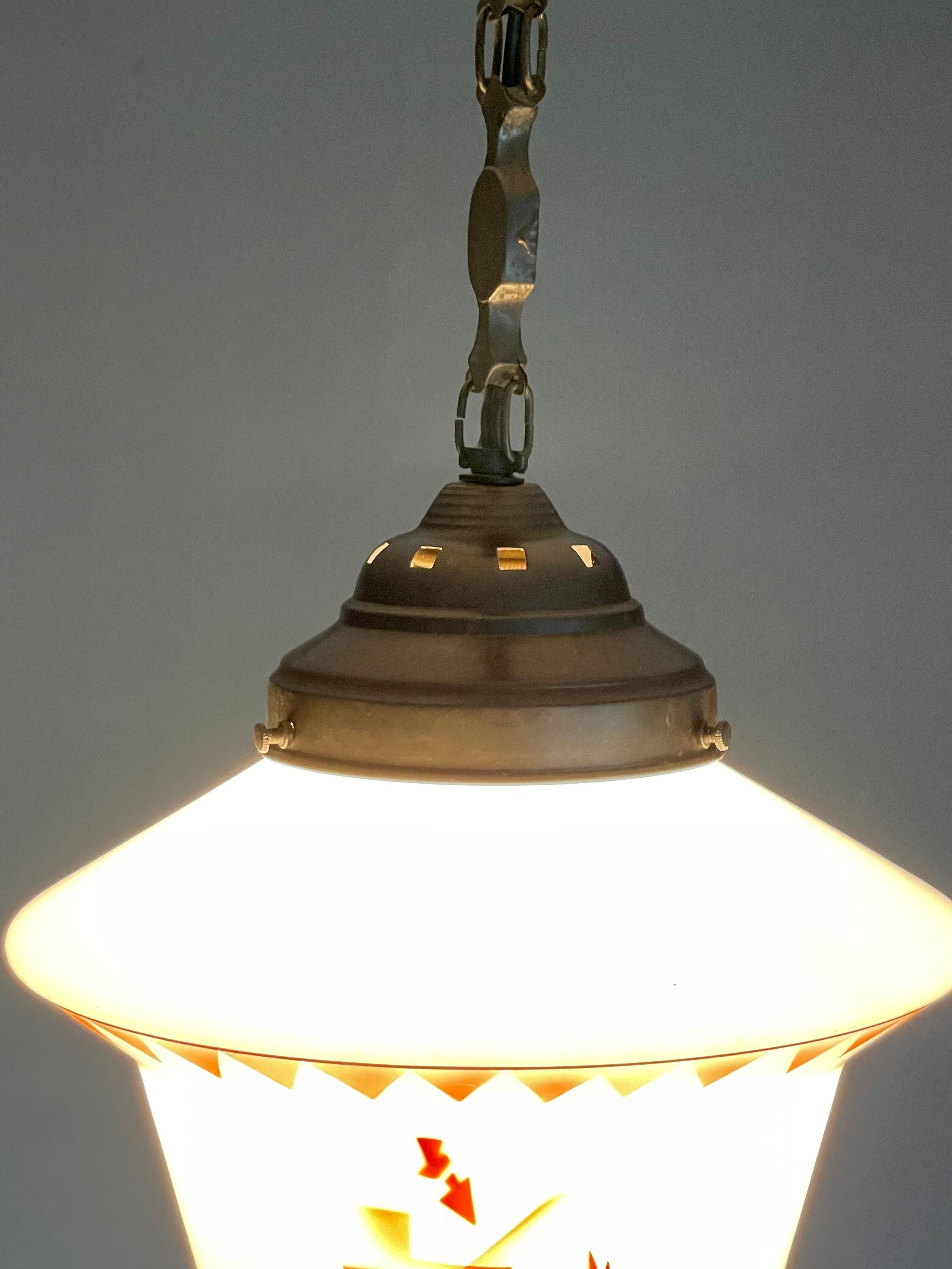 Lanterne suspendue Art Déco de style asiatique avec graphiques d'arbres stylisés et baldaquin en laiton Excellent état à Lisse, NL