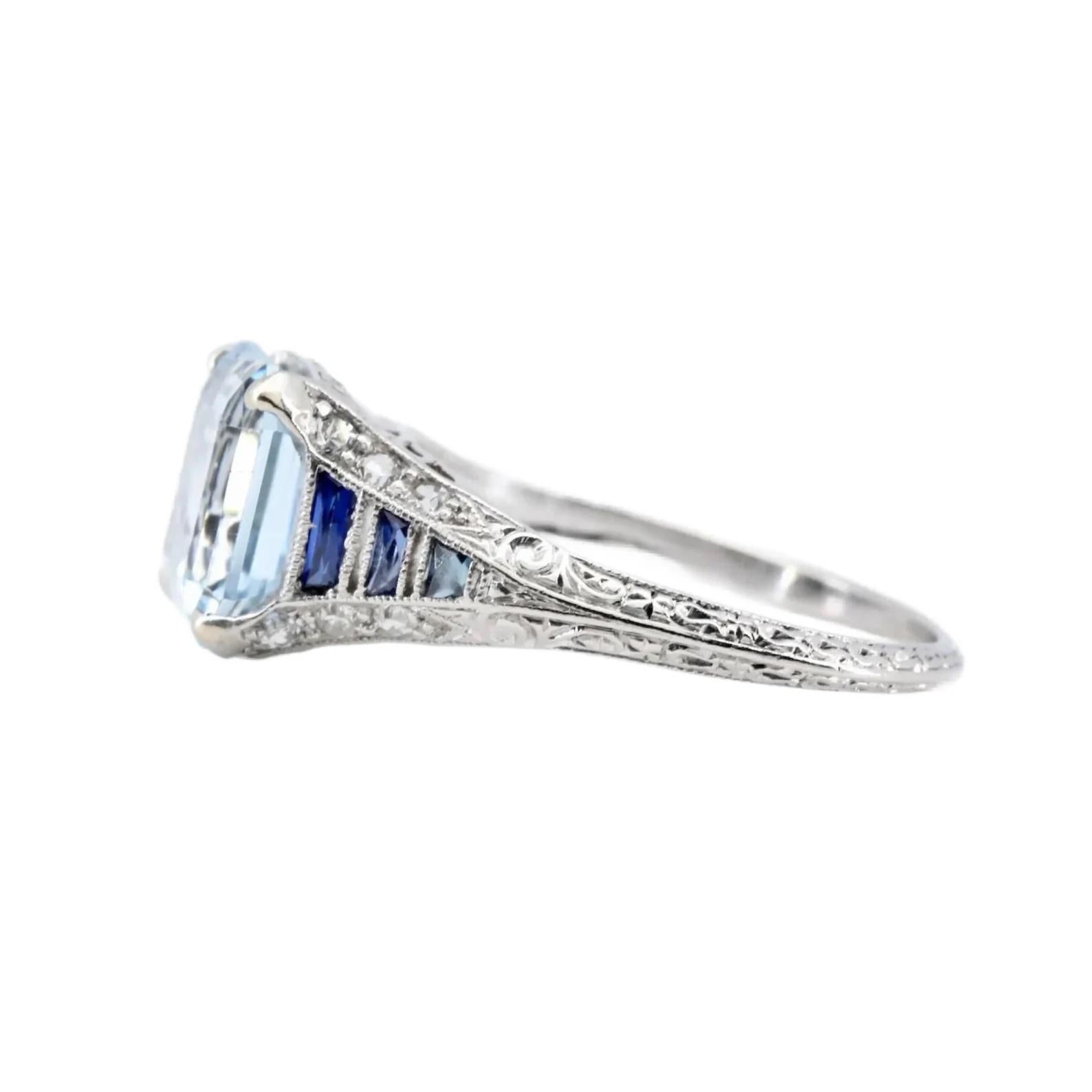Ring aus Platin mit Aquamarin im Asscher-Schliff, Saphir und Diamant im Art déco-Stil im Zustand „Gut“ im Angebot in Boston, MA
