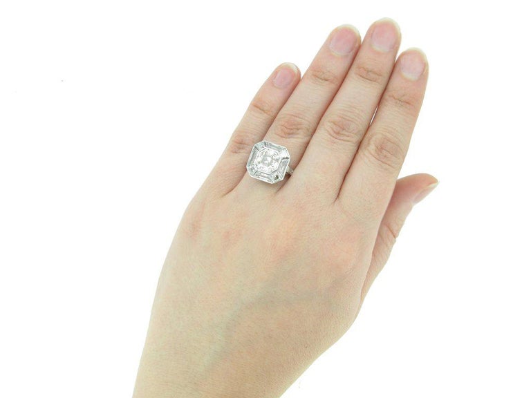 Art Deco Asscher cut diamond cluster ring, English, circa 1930. In Good Condition For Sale In London, GB