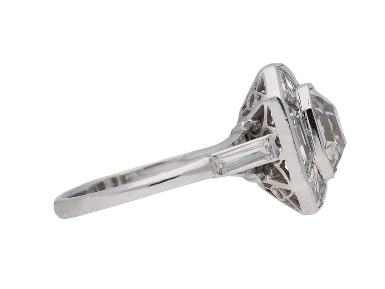 Women's or Men's Art Deco Asscher cut diamond cluster ring, English, circa 1930. For Sale