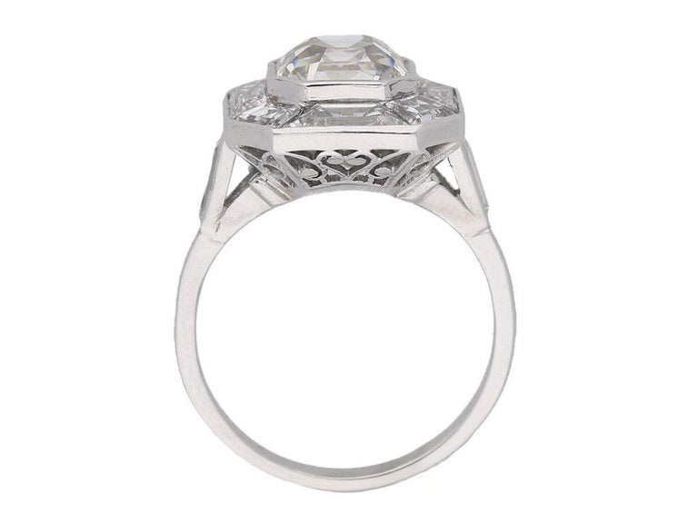 Art Deco Asscher cut diamond cluster ring, English, circa 1930. For Sale 1