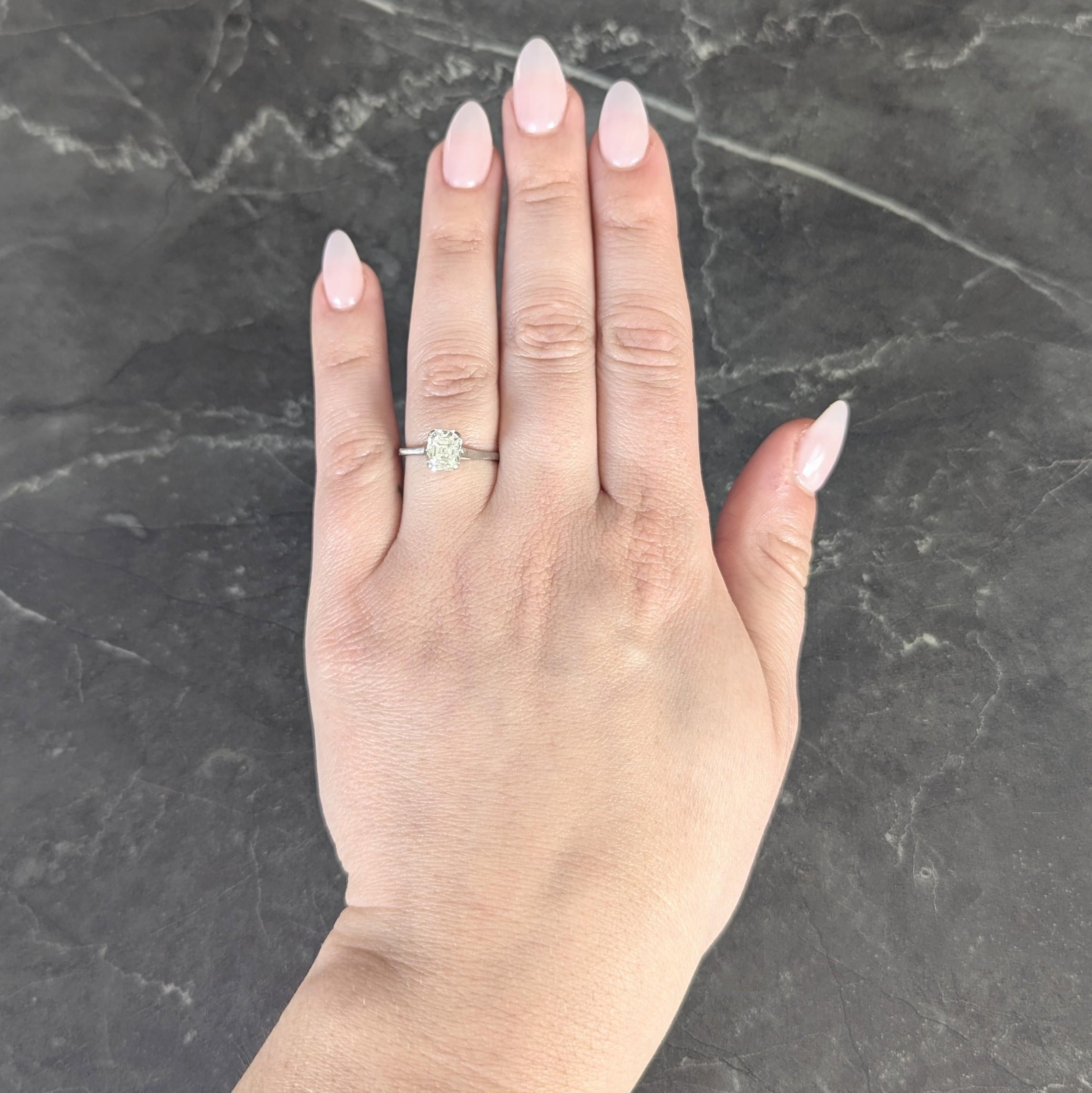 Centratura di un diamante taglio Asscher del peso di 1,45 carati
Colore H con purezza VS2 - incastonato in un cestino con punte larghe.
Con un profilo decorosamente traforato
Fiancheggiato dalle spalle della cattedrale
Con dentellatura e dettaglio