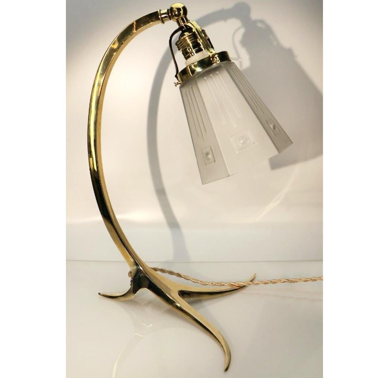 Européen Lampe de table Art-Deco At Nouveau Hex Gold Glass Brass Milkglass, 1910 en vente