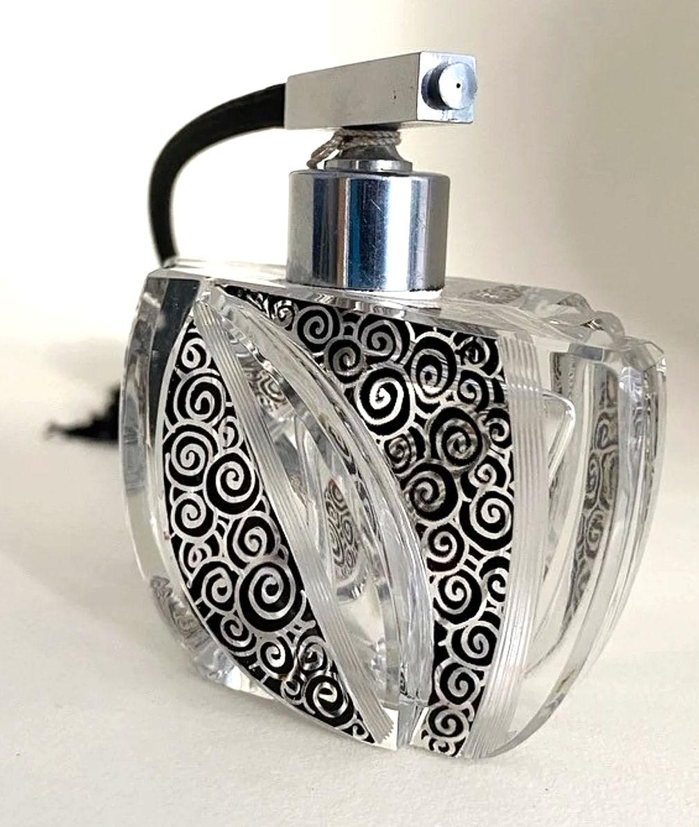 20ième siècle Flacon de parfum Art Déco en verre taillé Atomizer décoré d'émail, anglais, années 1930 en vente
