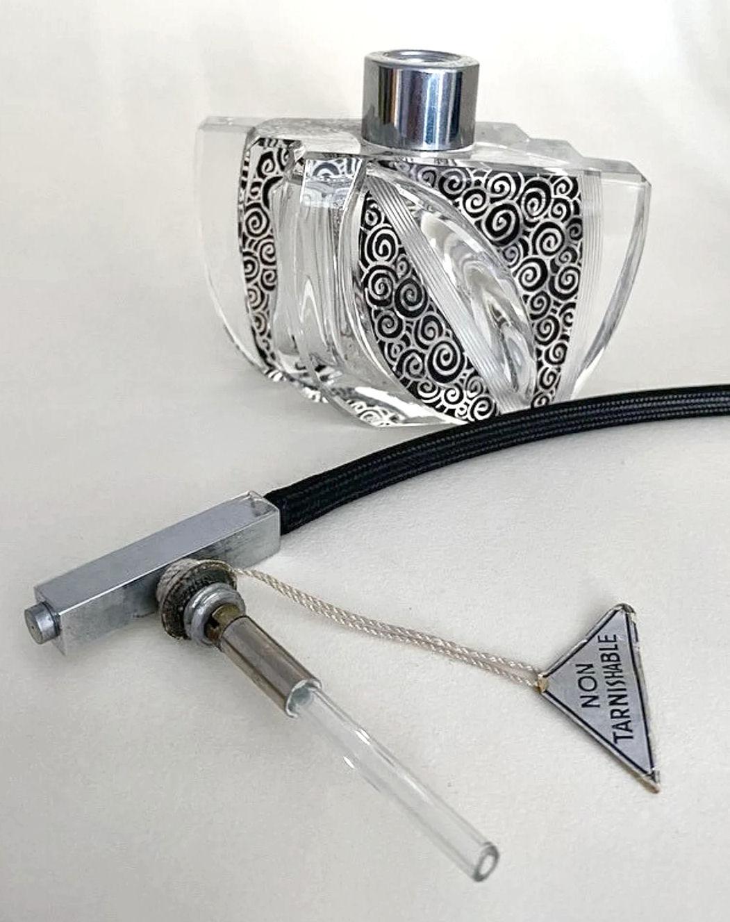 Soie Flacon de parfum Art Déco en verre taillé Atomizer décoré d'émail, anglais, années 1930 en vente