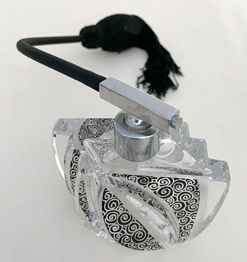 Flacon de parfum Art Déco en verre taillé Atomizer décoré d'émail, anglais, années 1930 en vente 2